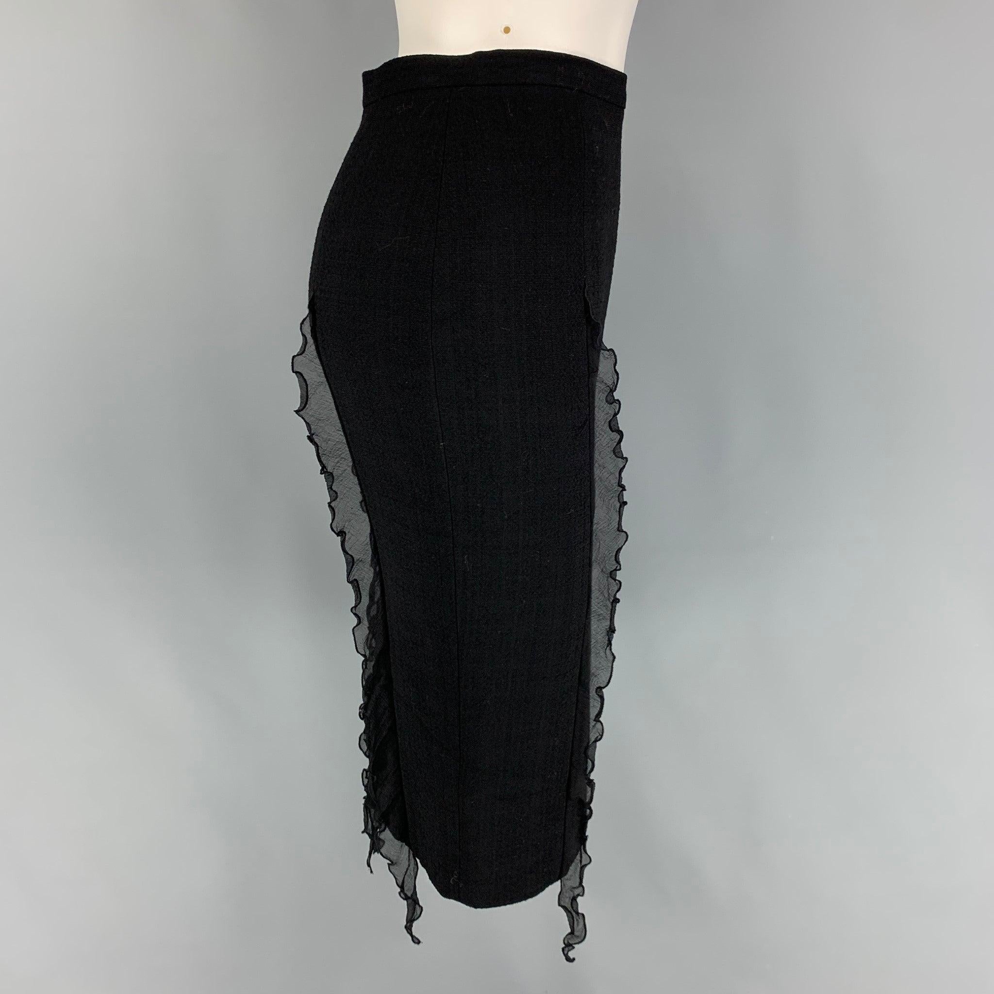 Jupe CHEAP and CHIC by MOSCHINO en soie noire avec doublure coulissante présentant un style crayon, des bordures à volants, une fente au dos et une fermeture à glissière latérale.
Très bien
Etat d'occasion. 

Marqué :   I 36 / D 34 / F 34 / GB 6 /