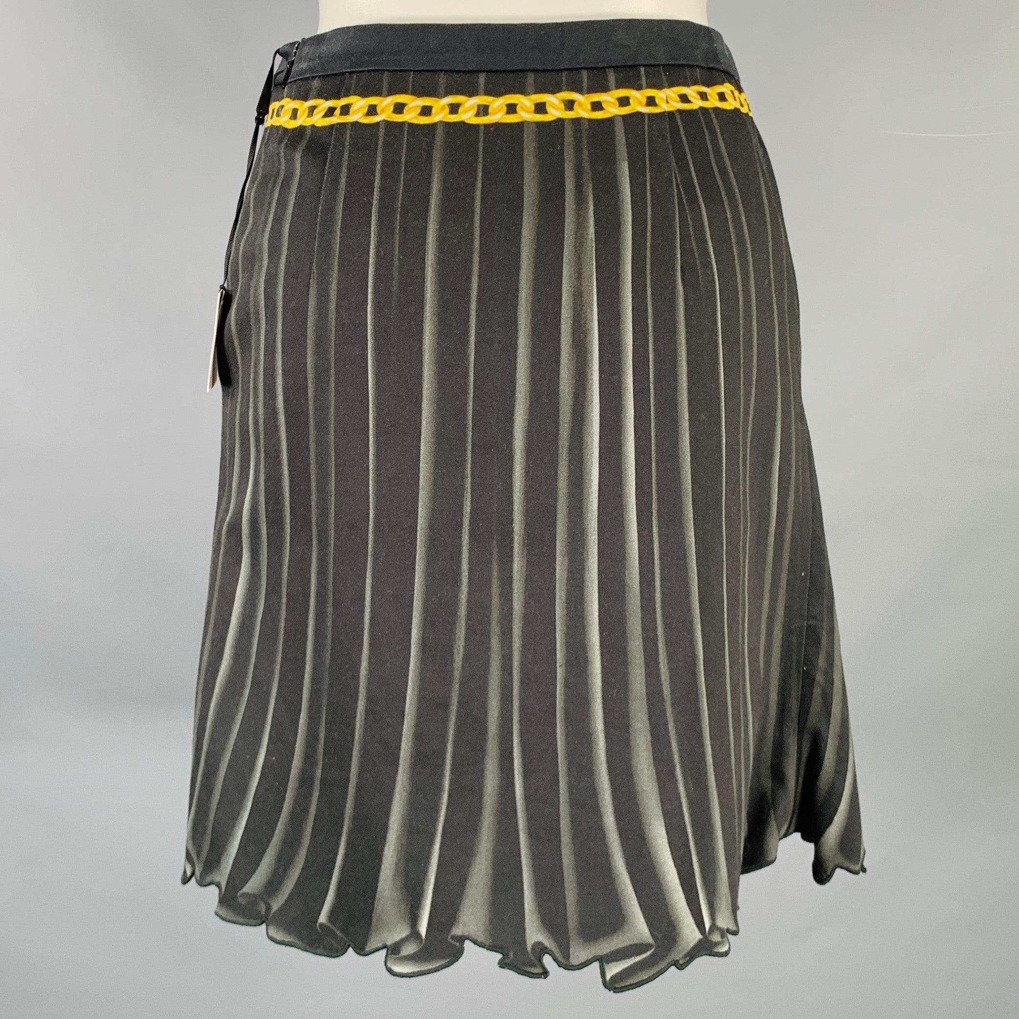 MOSCHINO skirt
in a black cotton blend fabric featuring a pleated print with scalloped hem, printed gold chain link belt design, and side zipper closure.New with Tags. 

Marked:   38 

Measurements: 
  Waist: 25.5 inches Hip: 34 inches Length: 18