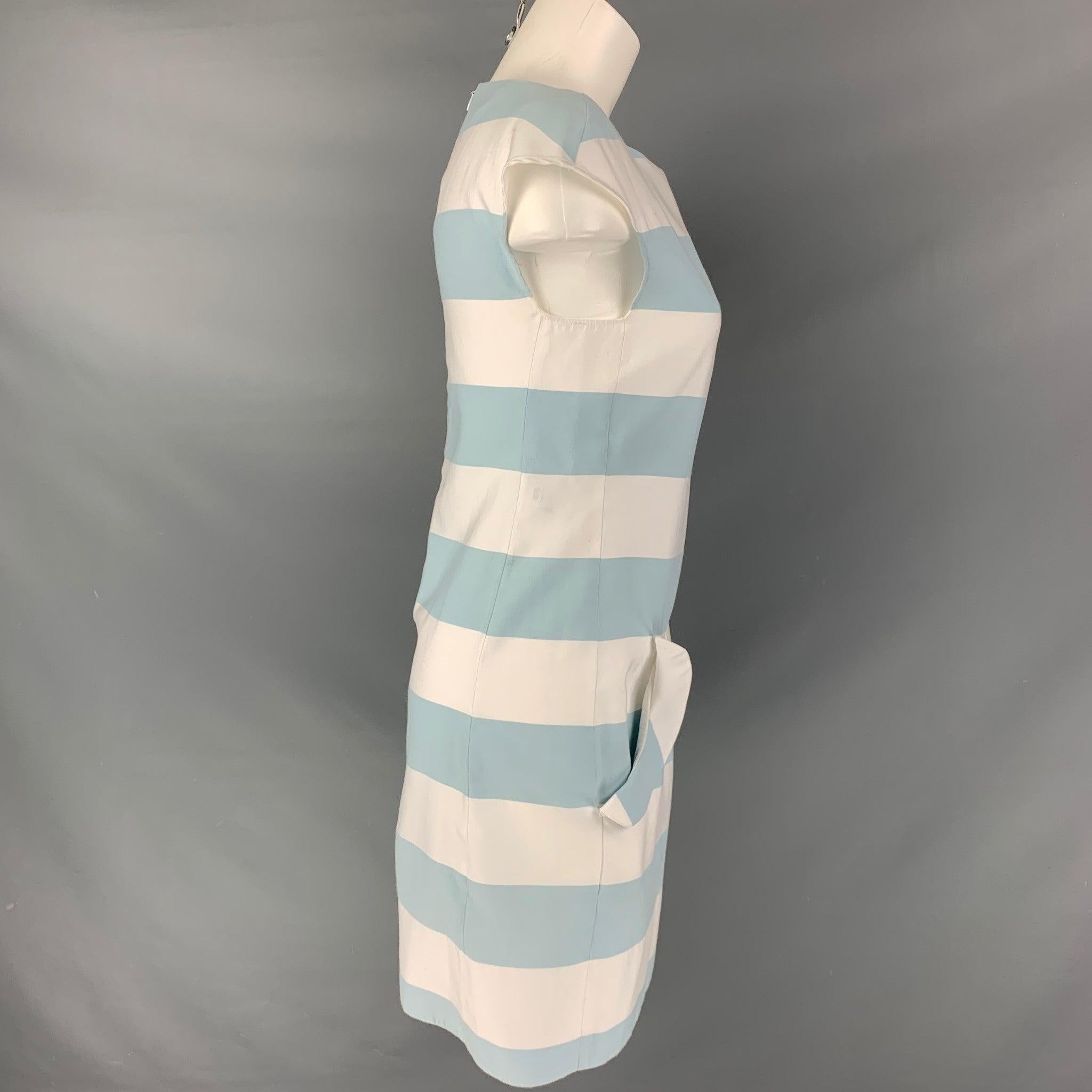 Das hellblau-weiß gestreifte Kleid von MOSCHINO aus Baumwolle und Polyester hat einen Shift-Stil, Taschen auf der Vorderseite und einen Reißverschluss auf der Rückseite. Ausgezeichneter Pre-Owned Zustand. 

Markiert:   4 

Abmessungen: 
 
Schultern: