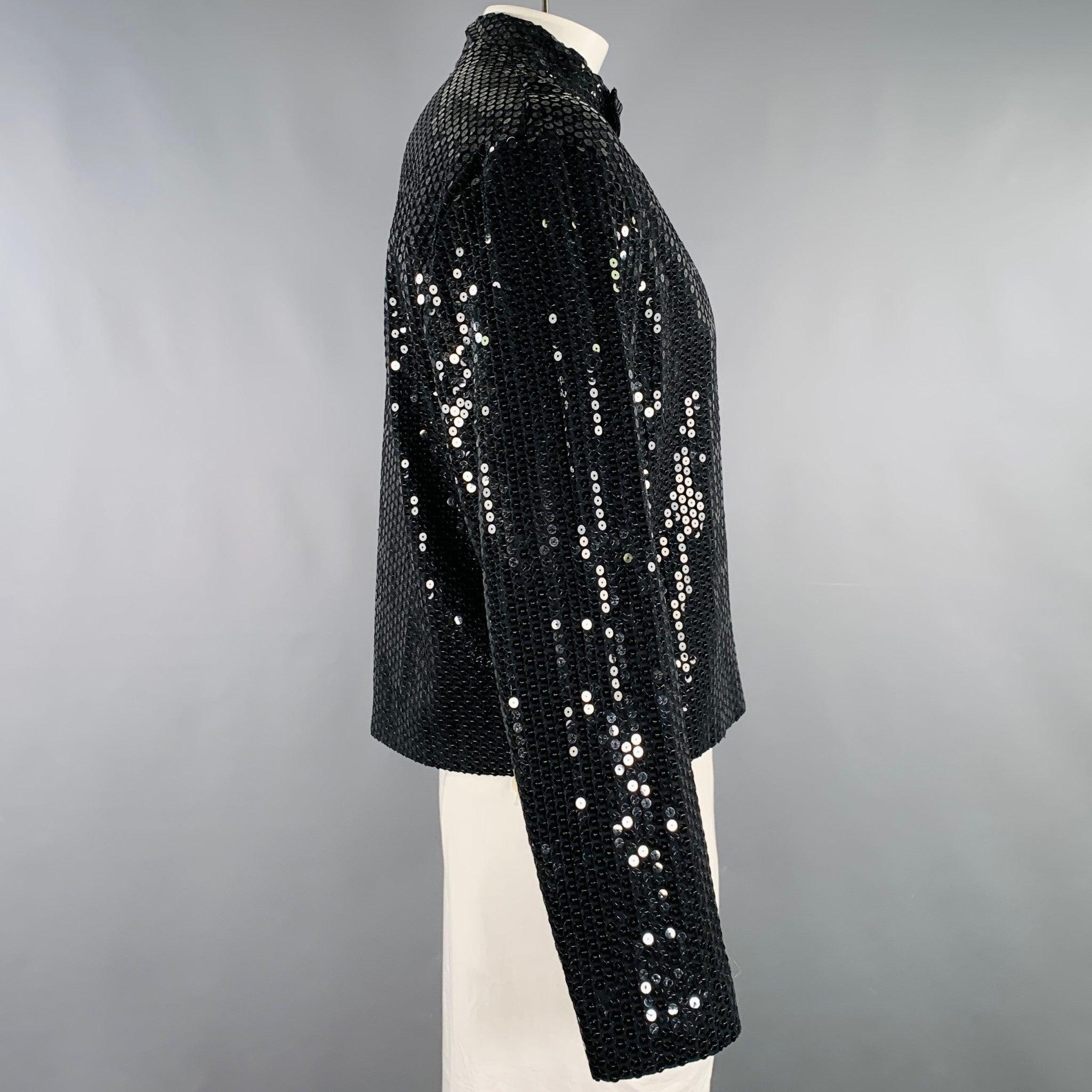 Giacca vintage CHEAP AND CHIC by Moschino
in poliestere nero, con uno splendido design di paillettes, maniche lunghe e chiusura con zip e bottone automatico in oro al collo. Made in Italy. Eccellente condizione di usato. 

Contrassegnato:   IT 52