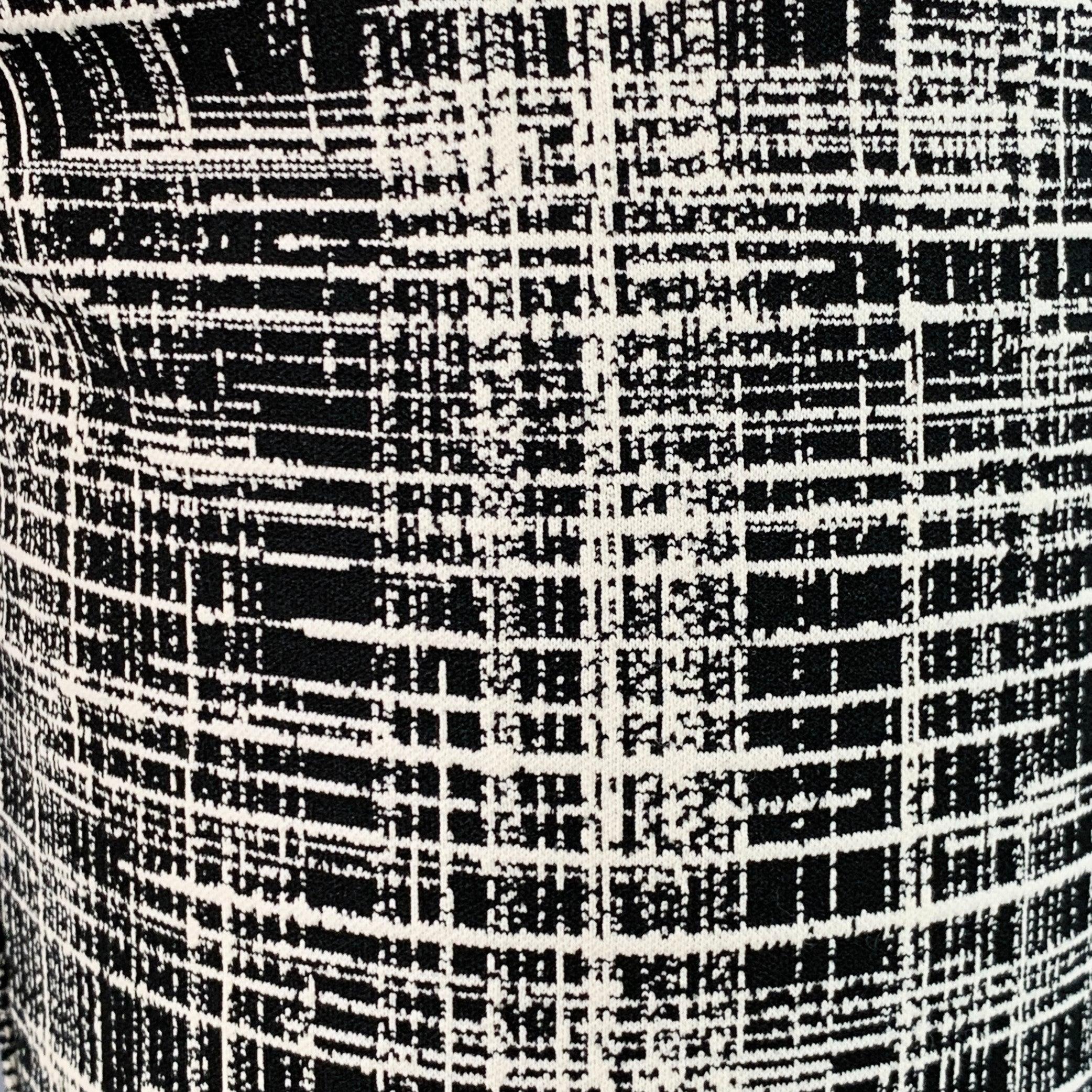 Vaqueros BOUTIQUE MOSCHINO
en un tejido elástico de rayón blanco y negro con un estampado de rayas cruzadas, cinco bolsillos, corte ajustado y cierre con cremallera.Excelente estado de segunda mano.  

Marcado:   IT 40 

Medidas: 
  Cintura: 31 - 32