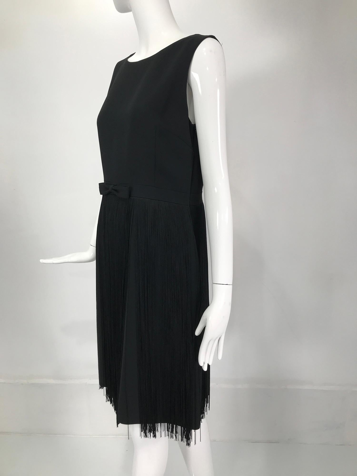 Moschino ärmelloses Kleid aus schwarzem Krepp mit Schleife und Fransenrock 1990er im Angebot 5