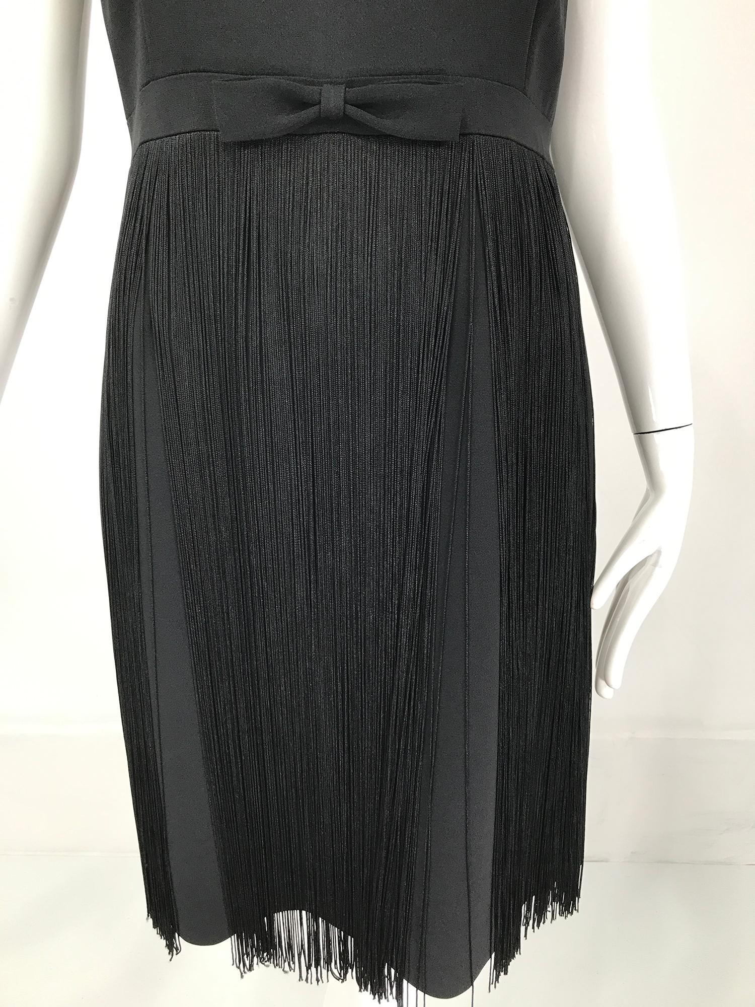 Moschino ärmelloses Kleid aus schwarzem Krepp mit Schleife und Fransenrock 1990er (Schwarz) im Angebot