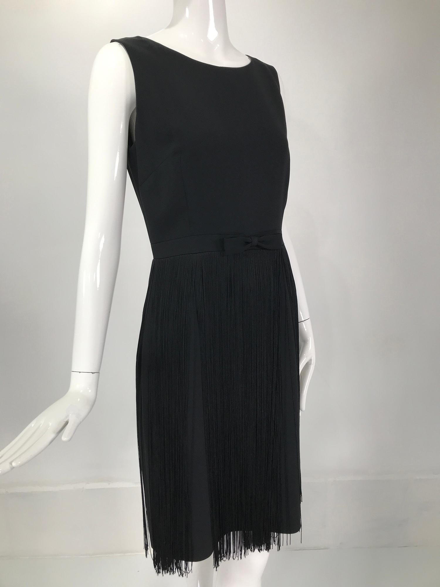 Moschino - Robe sans manches en crêpe noir avec nœud à la taille et jupe à franges, années 1990 Bon état - En vente à West Palm Beach, FL