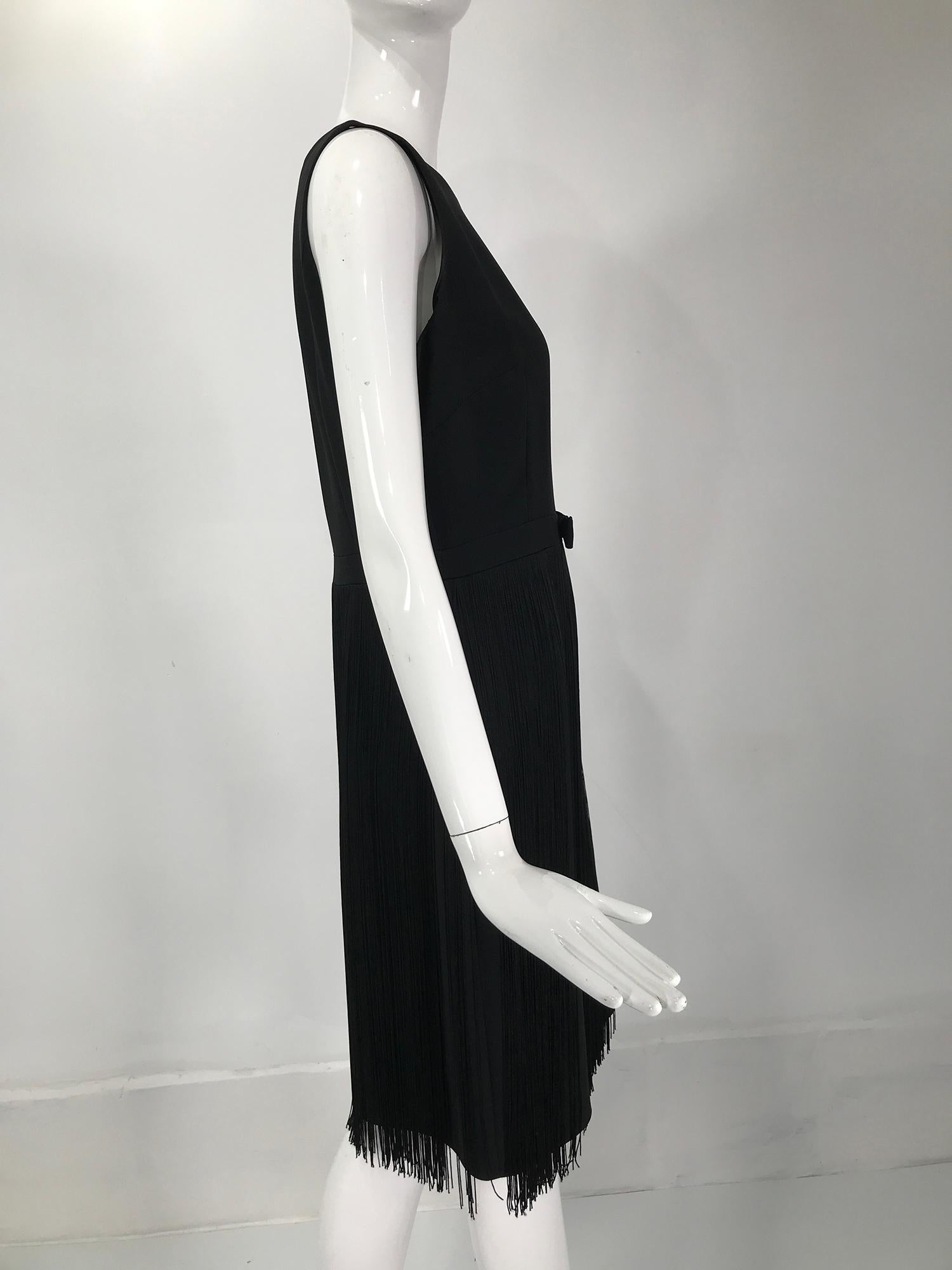 Moschino - Robe sans manches en crêpe noir avec nœud à la taille et jupe à franges, années 1990 Pour femmes en vente