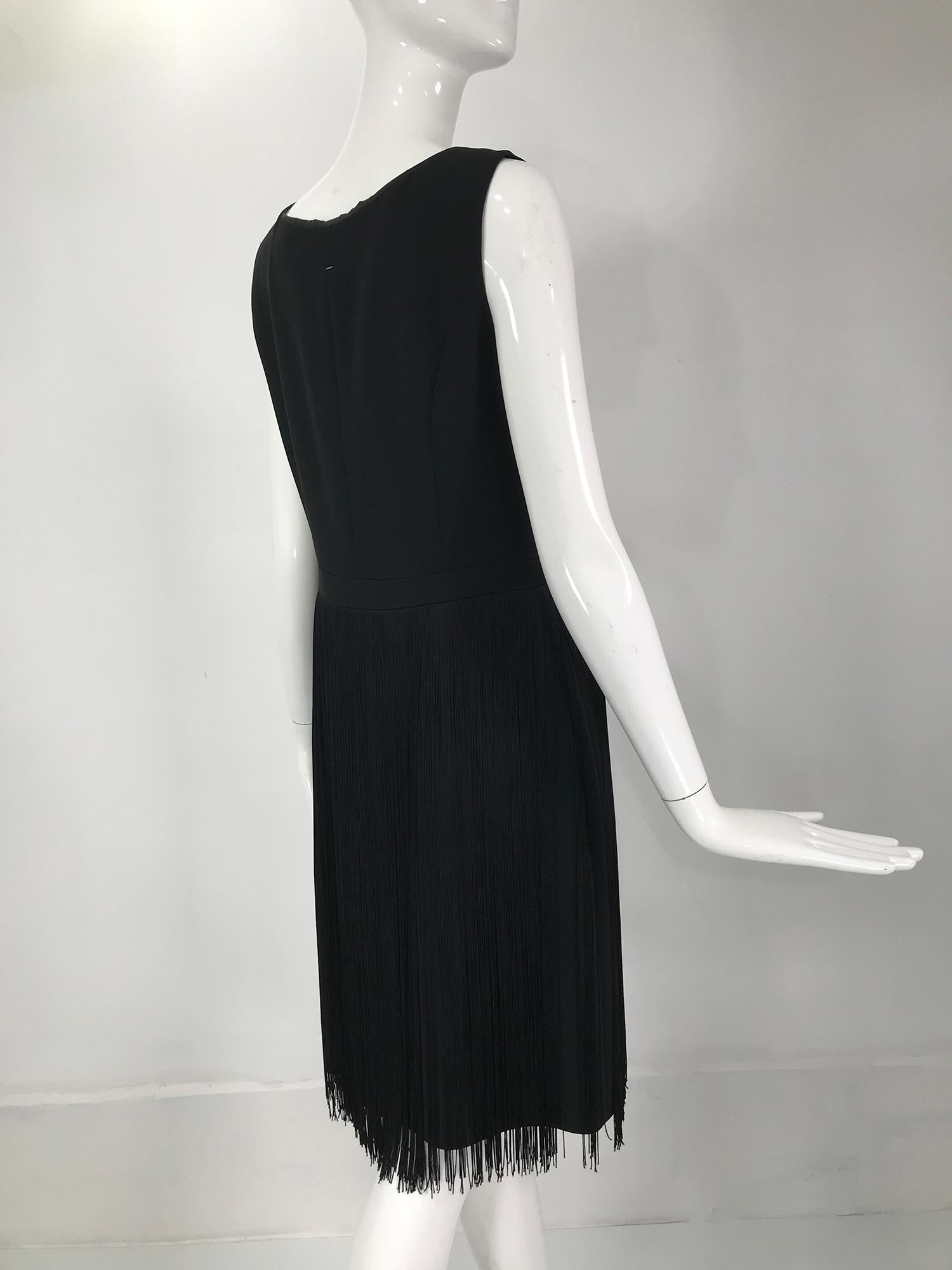 Moschino ärmelloses Kleid aus schwarzem Krepp mit Schleife und Fransenrock 1990er im Angebot 1