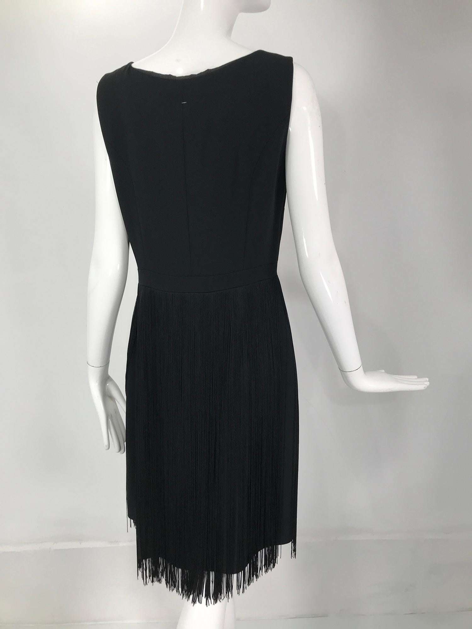 Moschino ärmelloses Kleid aus schwarzem Krepp mit Schleife und Fransenrock 1990er im Angebot 2