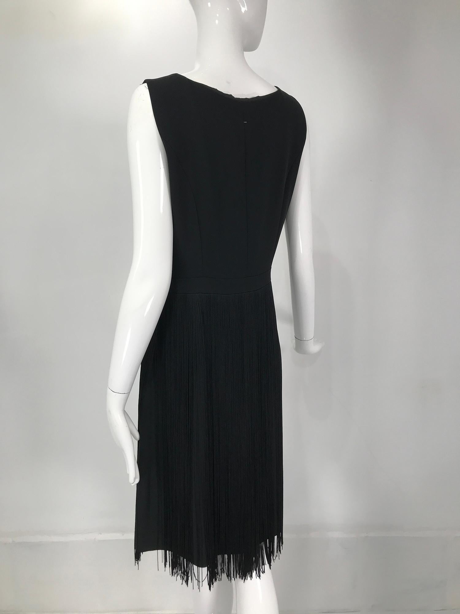 Moschino - Robe sans manches en crêpe noir avec nœud à la taille et jupe à franges, années 1990 en vente 3