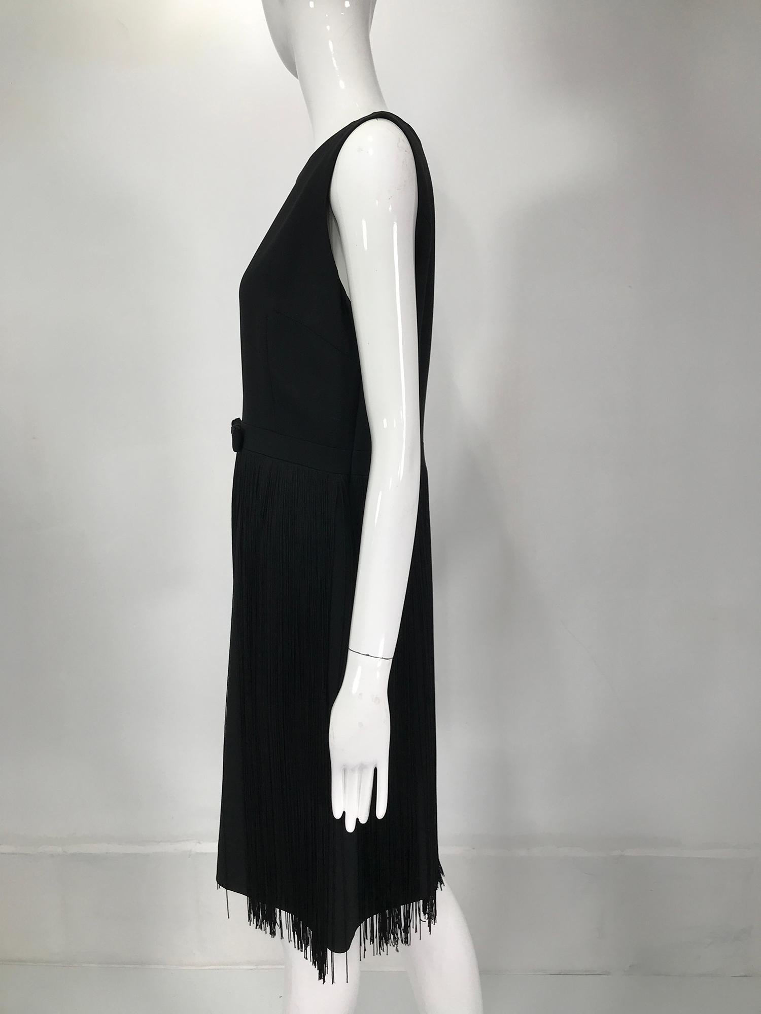 Moschino - Robe sans manches en crêpe noir avec nœud à la taille et jupe à franges, années 1990 en vente 4