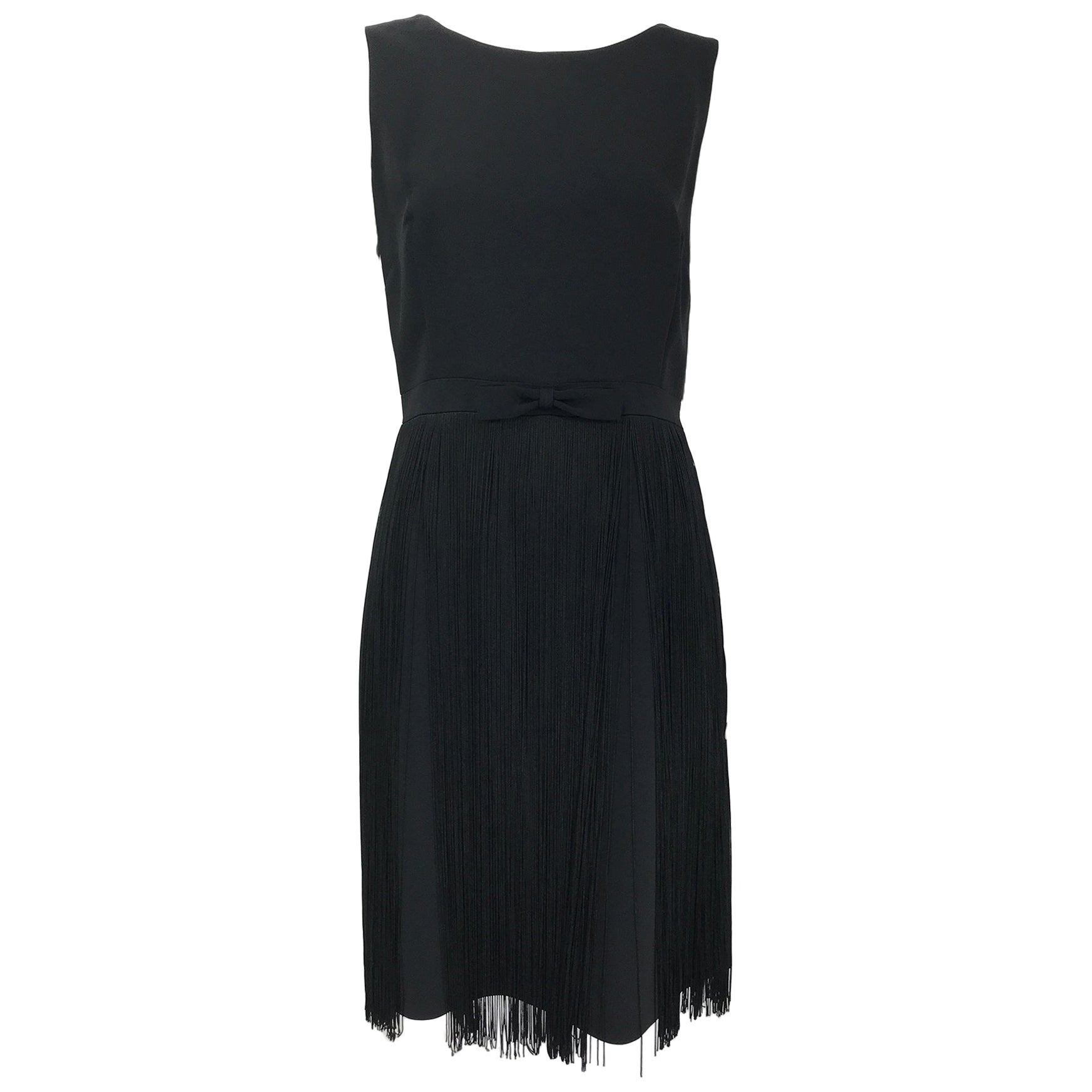 Moschino Vestito senza maniche in crepe nero con fiocco in vita e frange anni '90