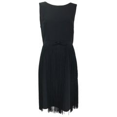 Moschino Vestito senza maniche in crepe nero con fiocco in vita e frange anni '90