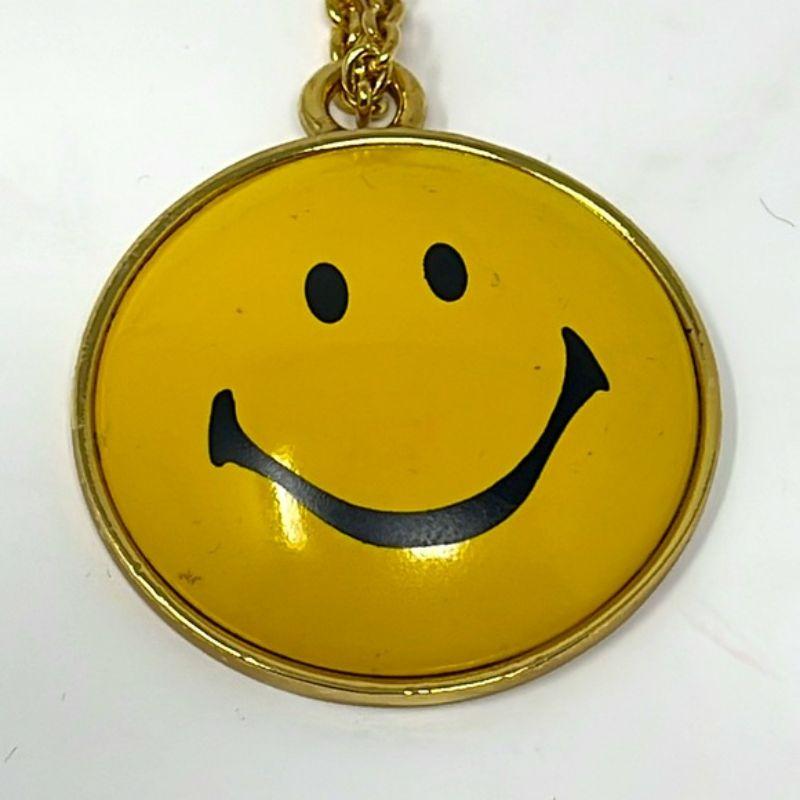 Moschino smiley face yellow black keychain vintage

Be retro cool using this vintage key chain by Moschino made by Redwall. Small spot on the left side of smile. Vintage wonder!

4 3/4 inches long
Pendant - 2 inches in