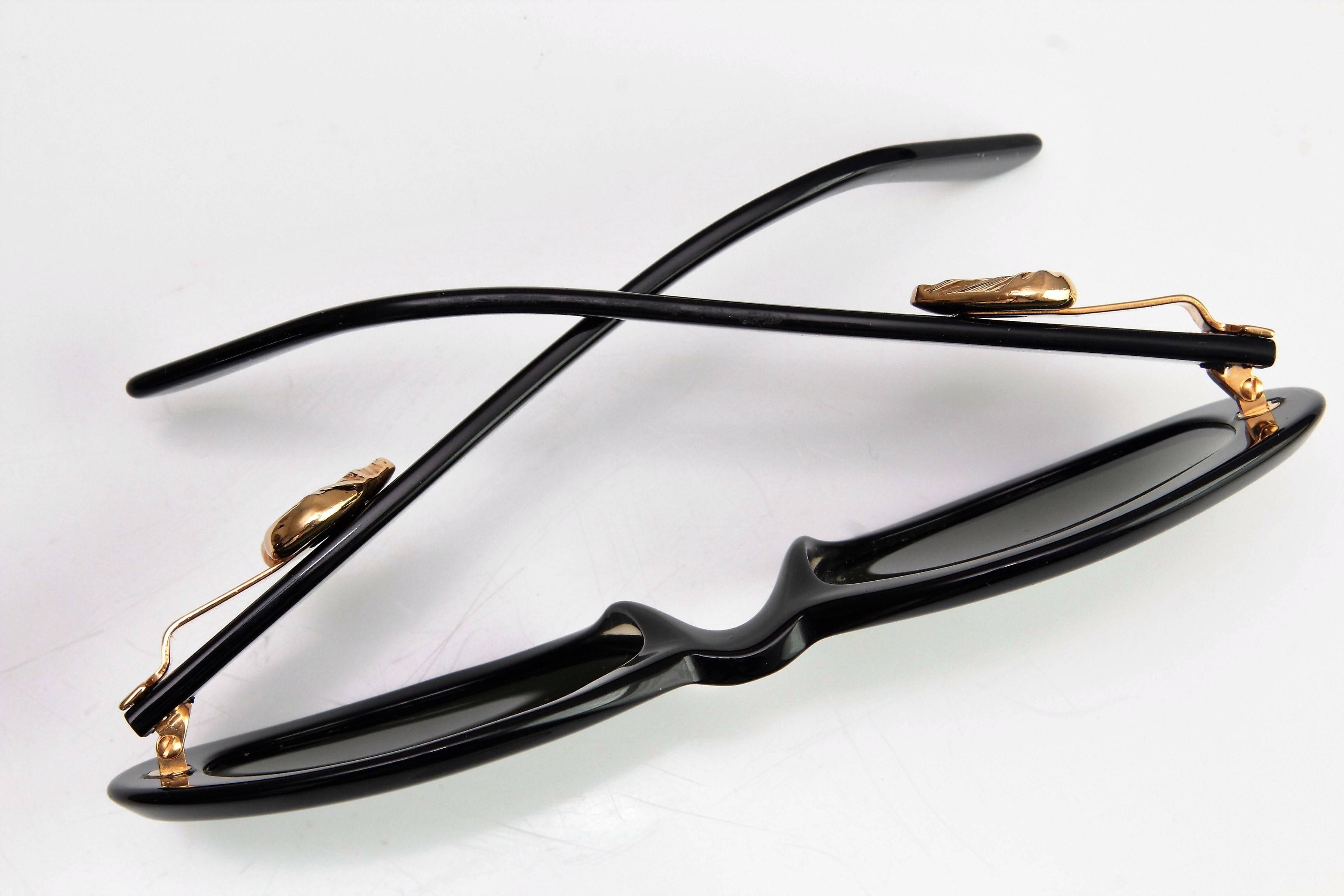 Moschino Sunglasses by Persol Ratti Black Resin Gold Heart Ladies 1985  In Good Condition For Sale In Port Saint Lucie, FL