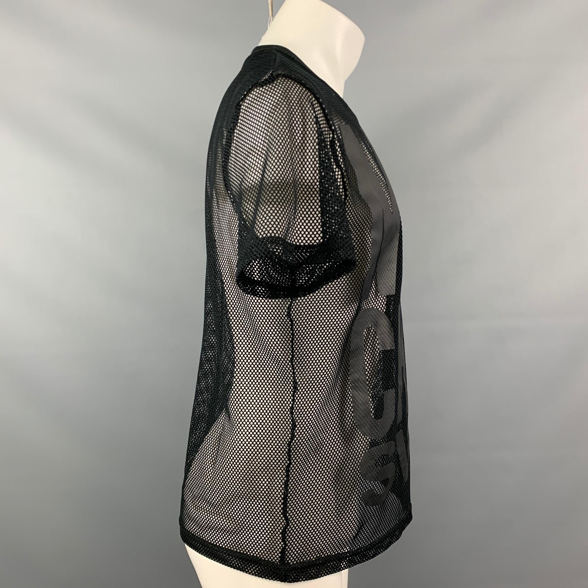 MOSCHINO Swim comes in a black mesh material featuring a front logo design and a crew-neck.

Very Good Pre-Owned Condition.
Marked: I M / F M / EU M / UK M / USA S

Measurements:

Shoulder: 17.5 in.
Chest: 40 in.
Sleeve: 10 in.
Length: 26 in  