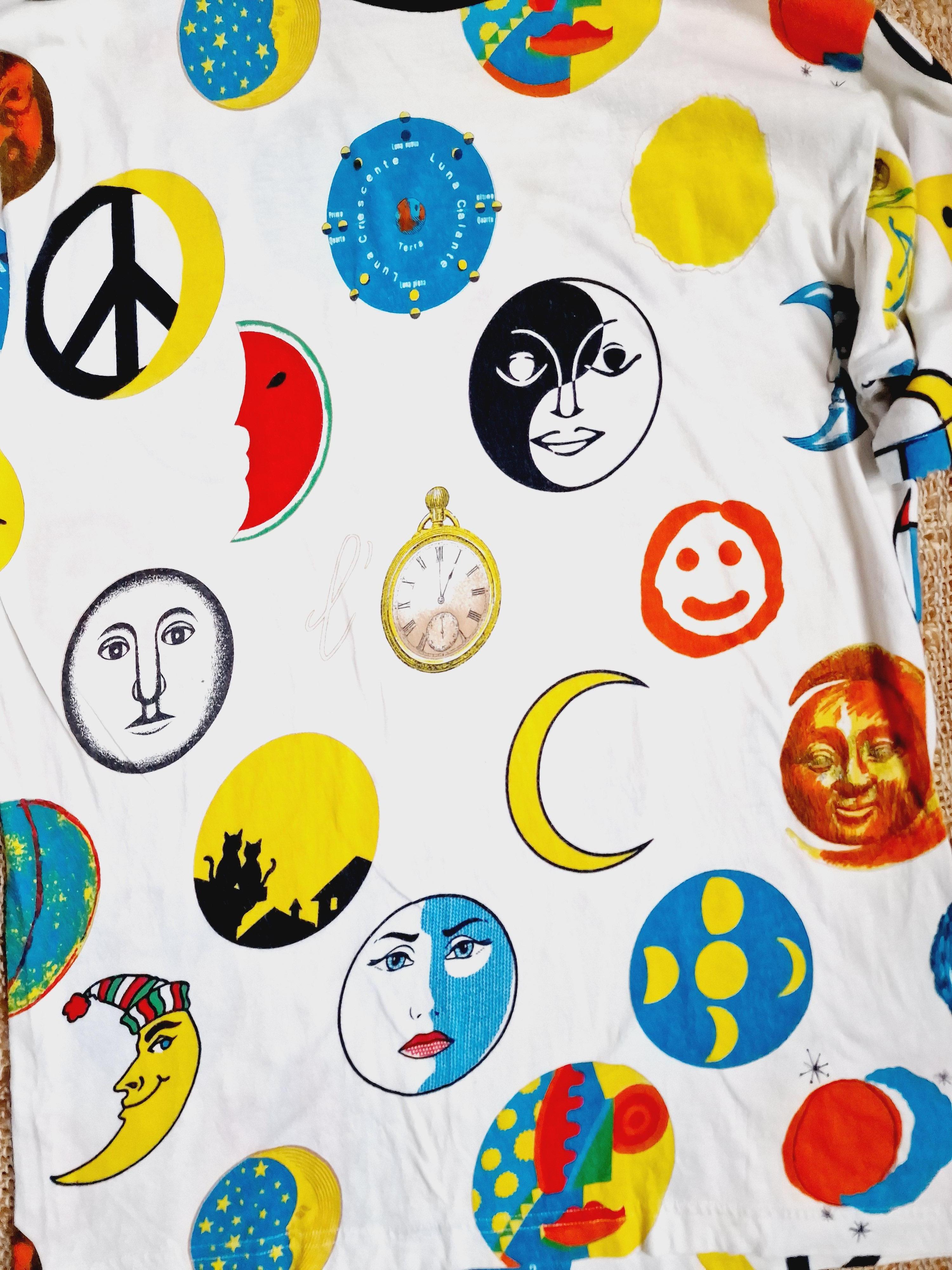 Symbol shirt by Moschino!
Pattern: Moon, Sun, Peace, Smiley, Earth, Jin Jang, Abstact face, Old Clock ect.

VERY GOOD condition!

SIZE
Women: XL.
Men: medium / smaller large
Marked size: XL.
Lnegth: 73 cm / 28.7 inch
Bust: 53 cm / 20.9 inch
Shouler