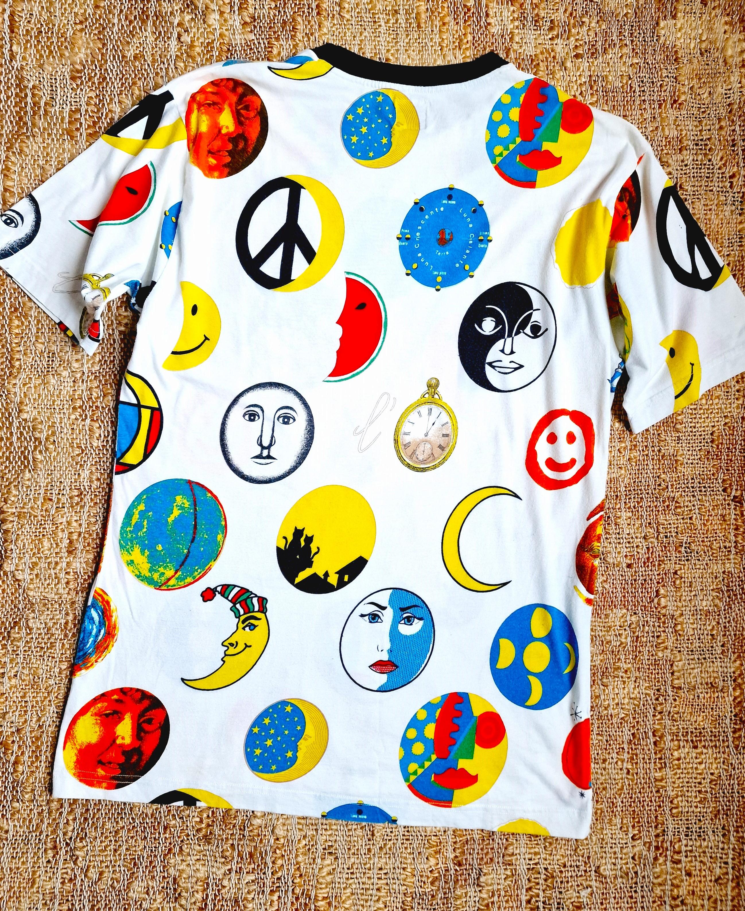Moschino Symbol Round Moon Sun Peace Money Smily Jin Jang Medium Top Tee T-shirt In Excellent Condition For Sale In PARIS, FR