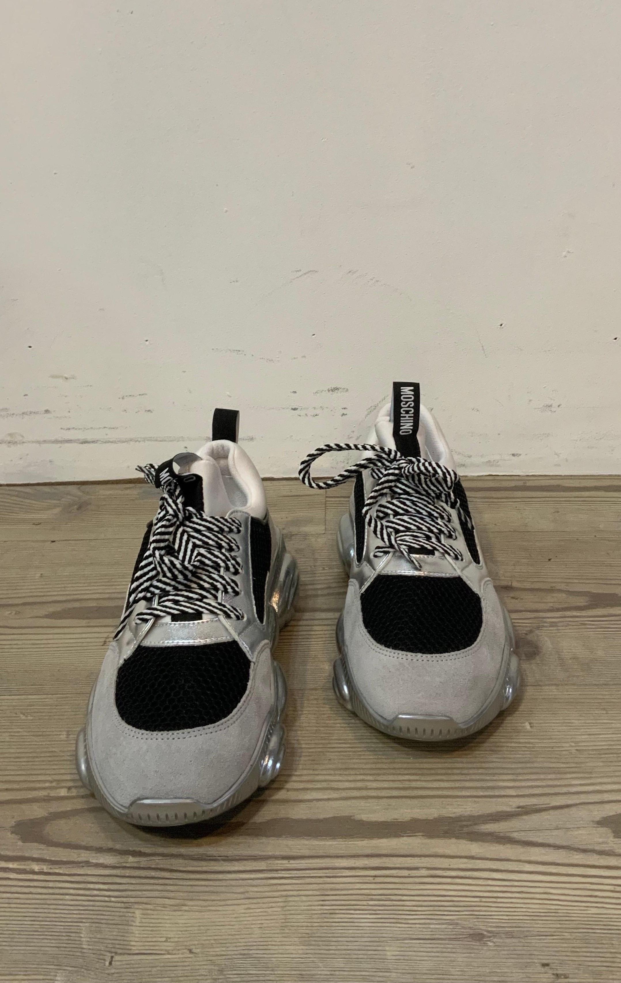ZAPATOS OSITO MOSCHINO
Zapatillas de piel y tela
Número 38
Suela interior 25 cm
Nunca usado, nuevo con caja y bolsa guardapolvo
Tiene una pequeña marca en la izquierda como se ve en la foto.