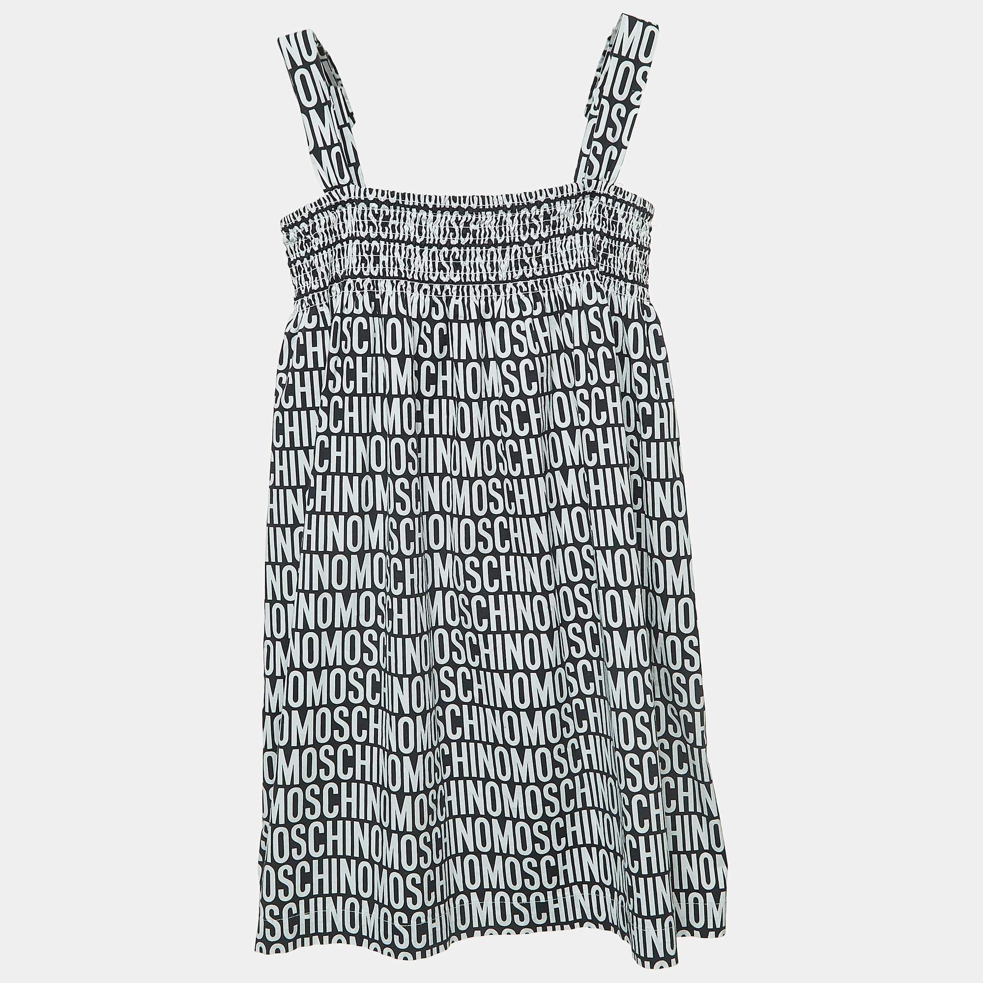 La robe en coton Dolce and Gabbana rehausse le style de votre enfant. Méticuleusement conçu pour être durable et confortable, il présente un motif imprimé avec logo, parfait pour toutes les saisons. Il peut être facilement associé à des chaussures