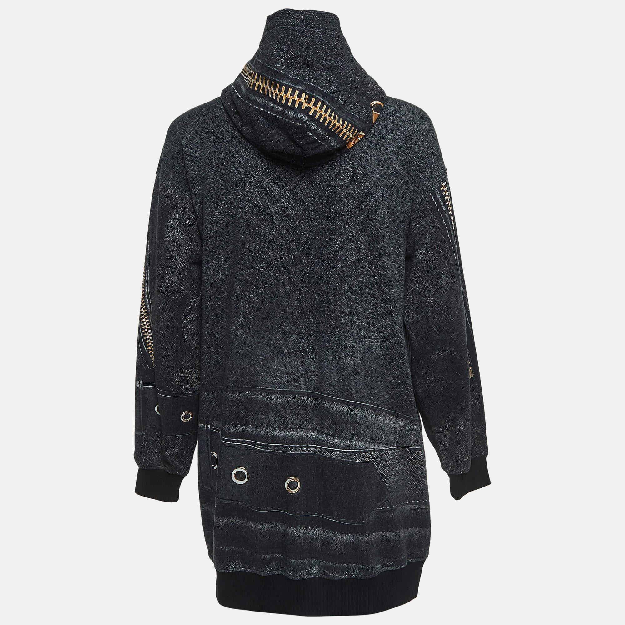 Élevez le style de votre petit avec cette robe à capuche Moschino. Alliant confort et facilité de portage, cette robe allie sans effort un design à la pointe de la mode et une touche de jeunesse.