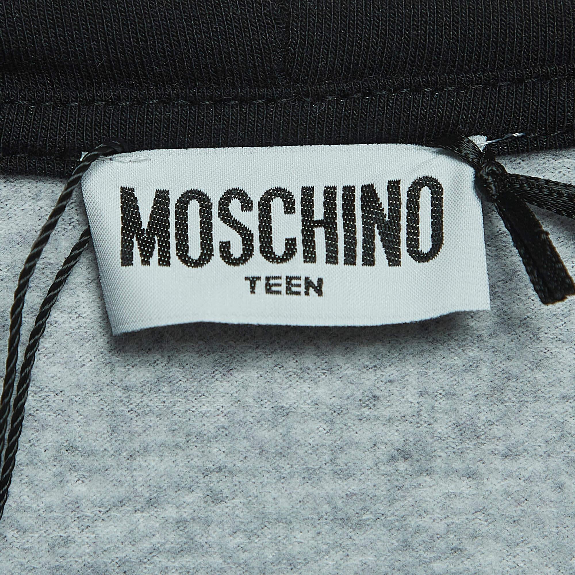 Robe à capuche Moschino en coton imprimé gris pour adolescent (12 ans) Neuf - En vente à Dubai, Al Qouz 2