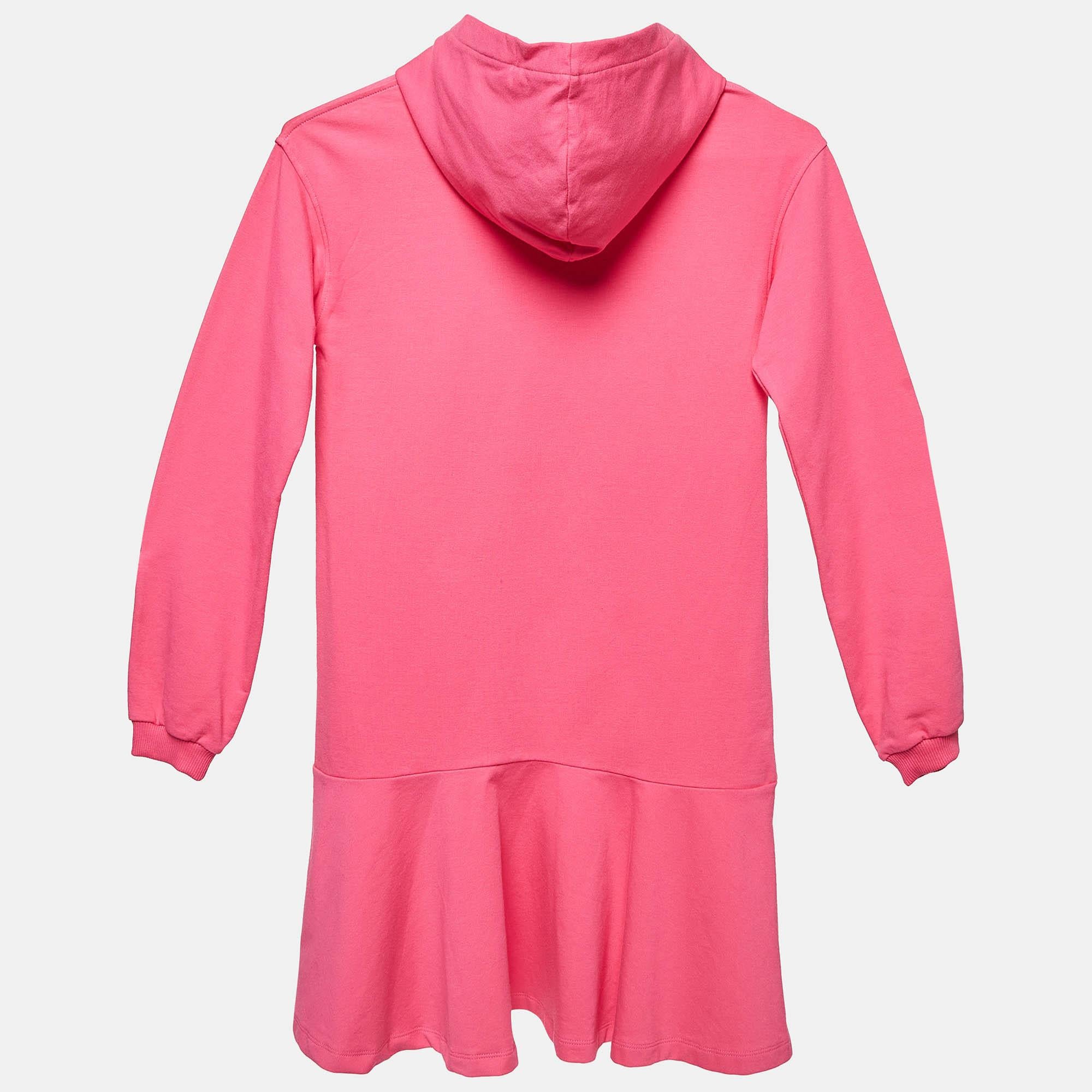 Élevez le style de votre enfant avec cette robe Moschino. Combiner le confort et la facilité de portage  il allie sans effort un design attrayant à une touche de jeunesse.