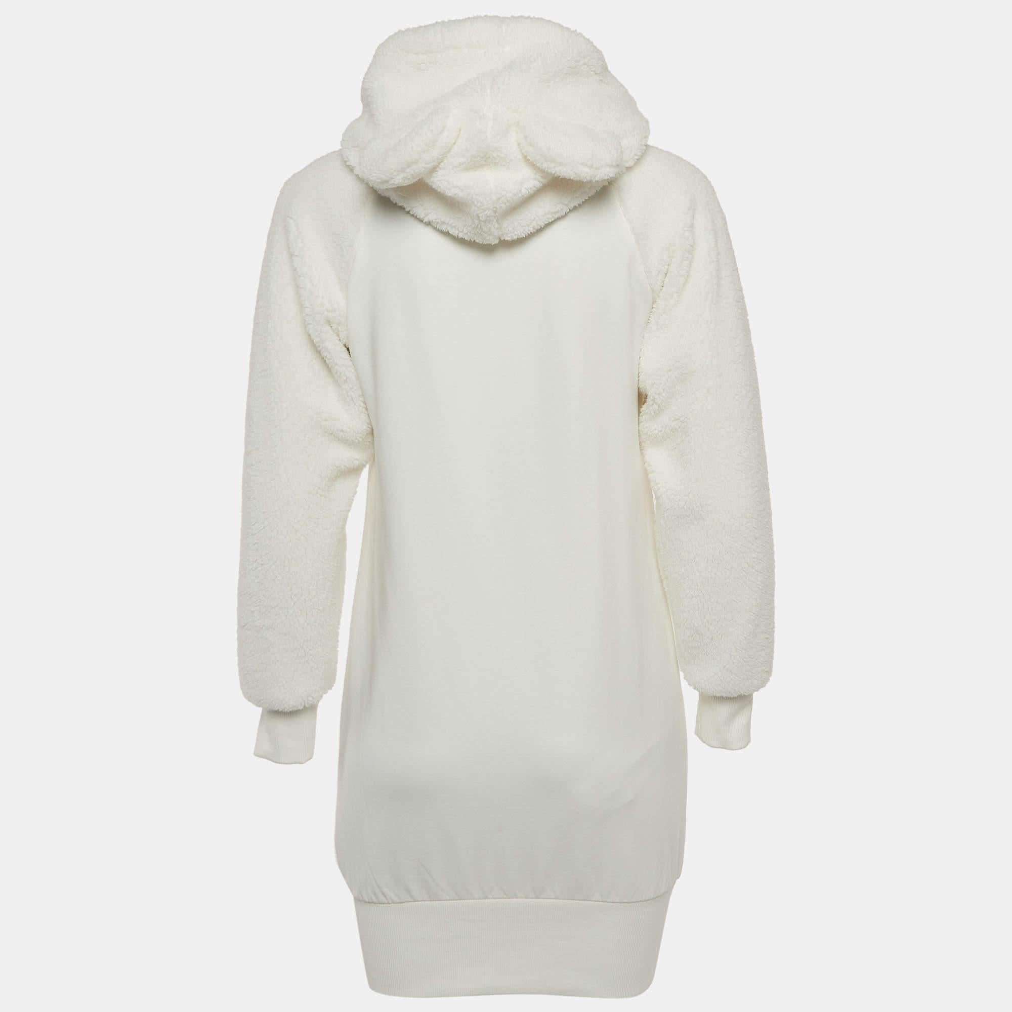 El vestido Moschino Teen para niños es un fondo de armario elegante y cómodo. Está confeccionado en suave algodón e incluye una capucha y un simpático osito de peluche. Este vestido combina a la perfección un diseño lúdico con materiales de alta
