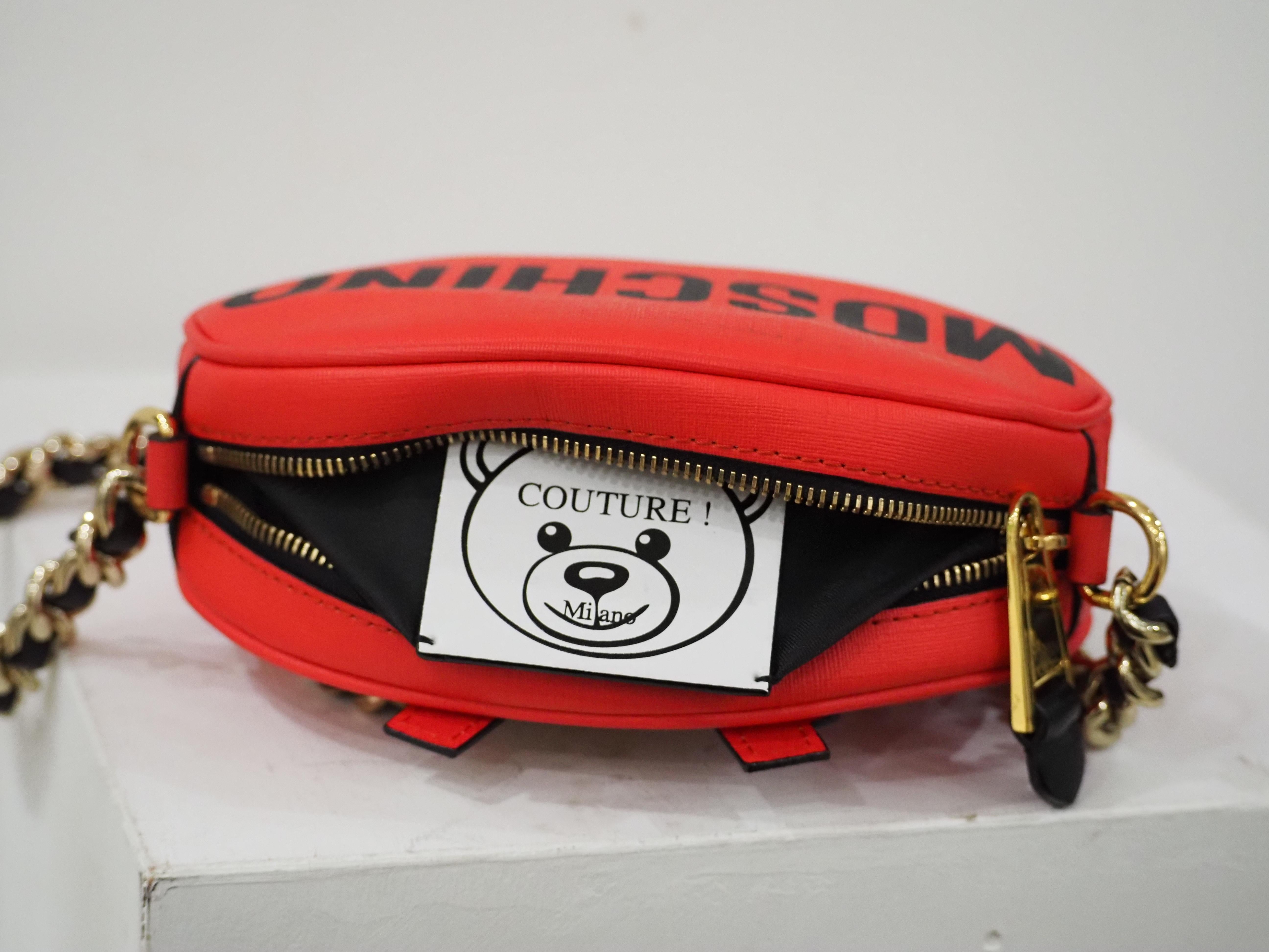 Moschino Dies ist nicht eine Moschino-Schultertasche aus rotem Leder (Rot) im Angebot
