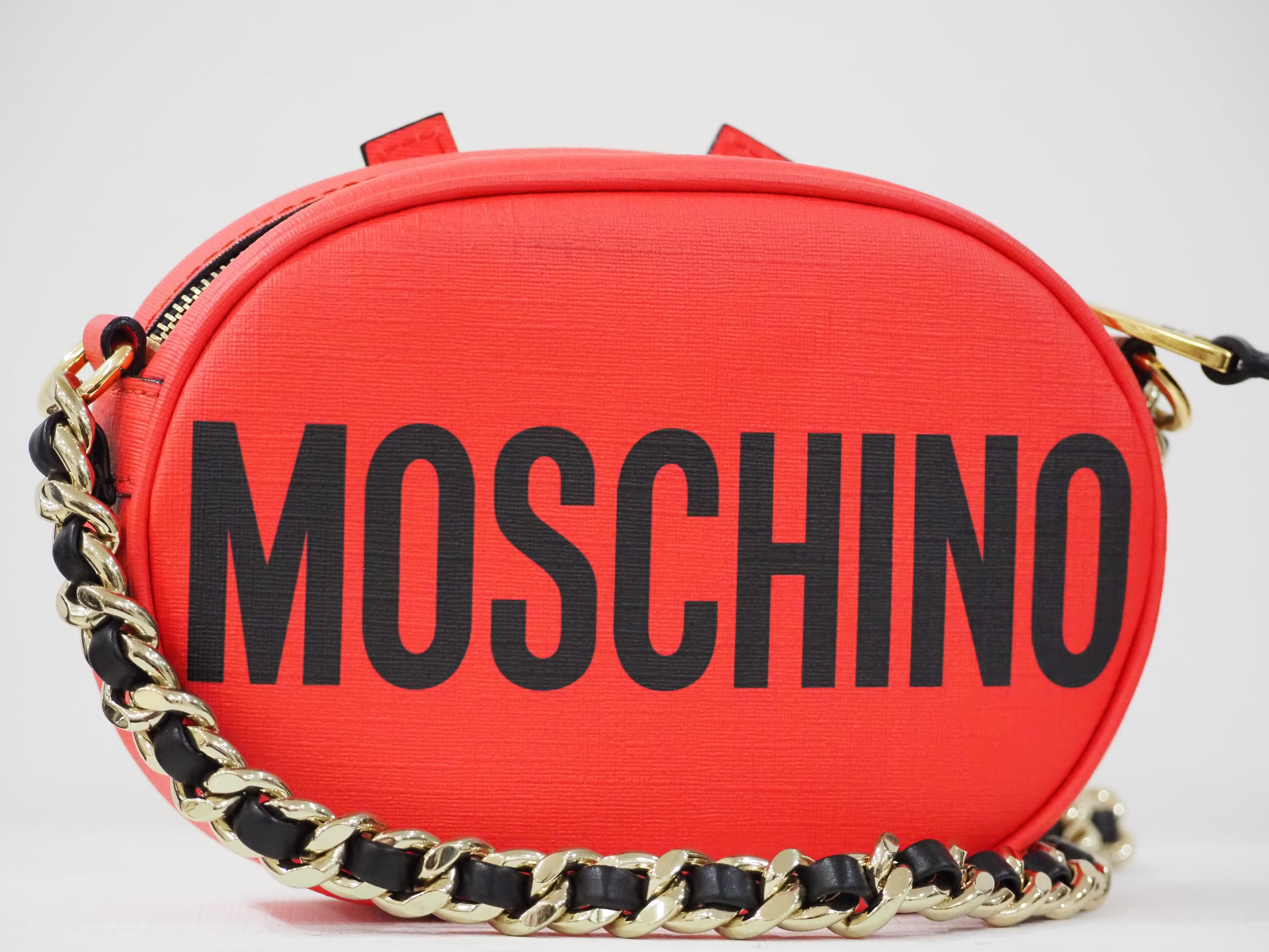 Moschino Dies ist nicht eine Moschino-Schultertasche aus rotem Leder für Damen oder Herren im Angebot