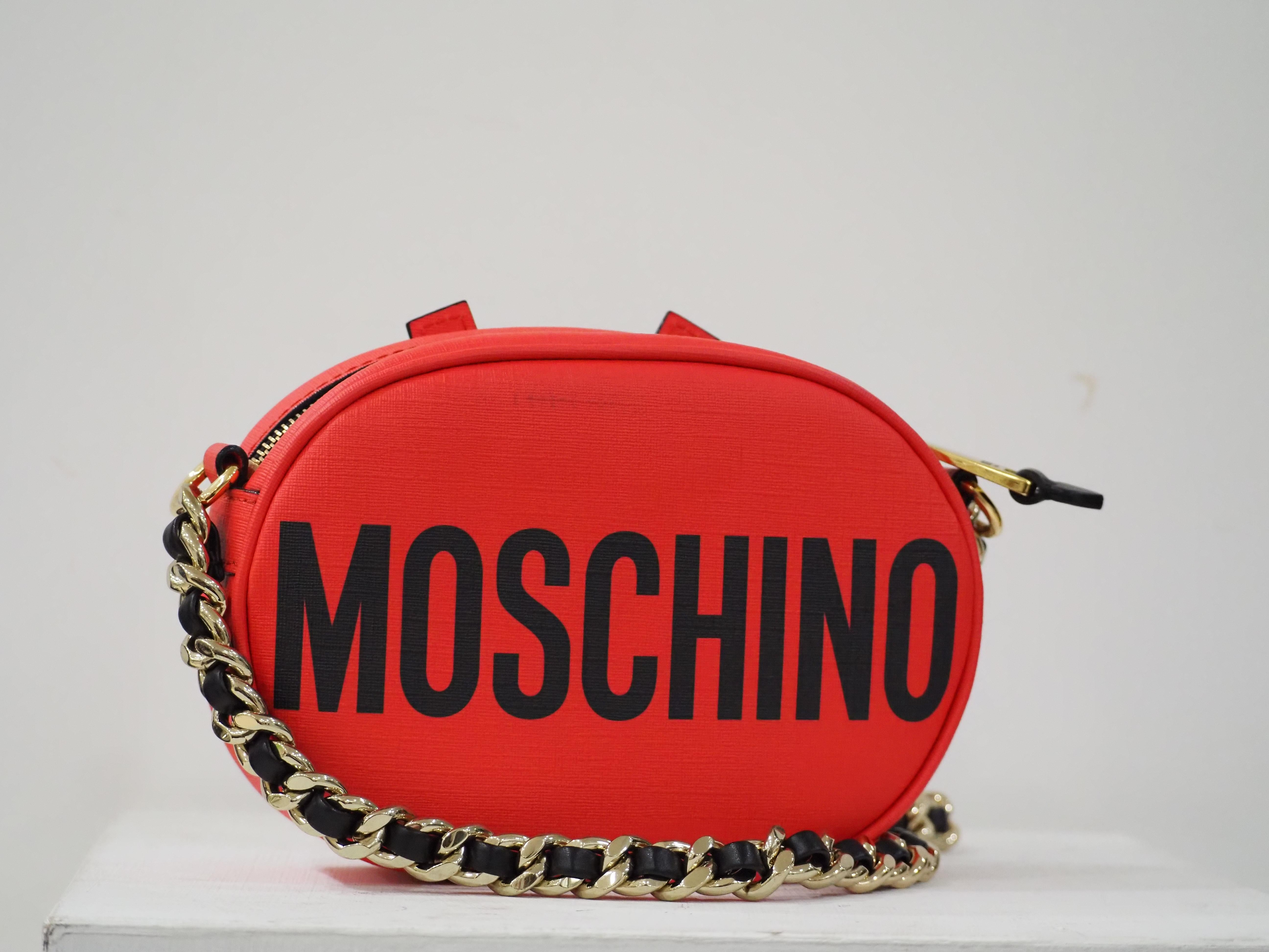 Red Moschino This is not a Moschino Toy red leather shoulder bag For Sale