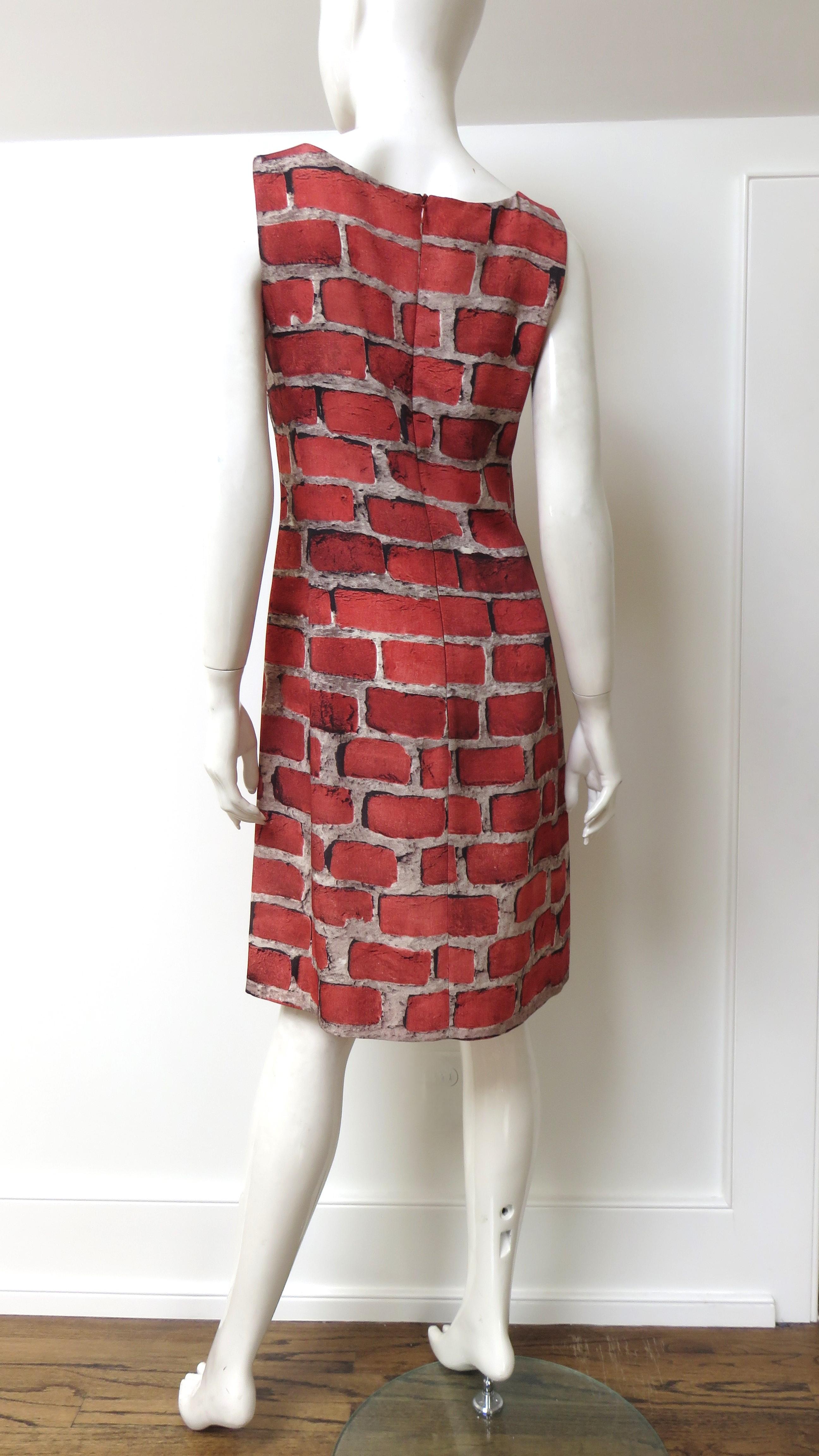 Moschino - Robe à imprimé brique en trompe l'oeil 1990 en vente 5