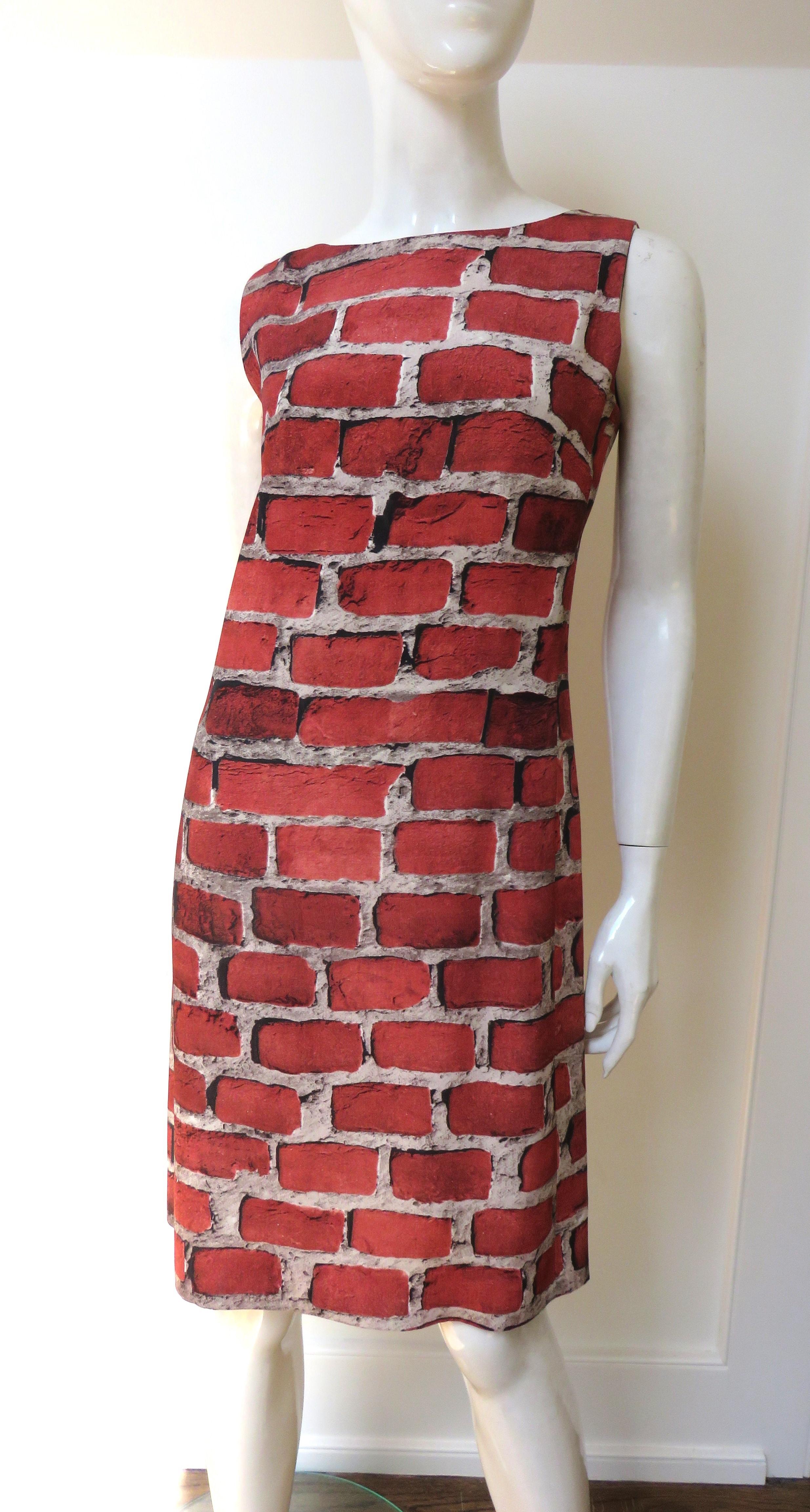 Robe sans manches simple et astucieuse de Moschino Couture en imprimé Trompe l'Oeil brique. Il est sans manches, présente une encolure ras-du-cou et est recouvert de l'imprimé brique.  Il est entièrement doublé et doté d'une fermeture éclair au