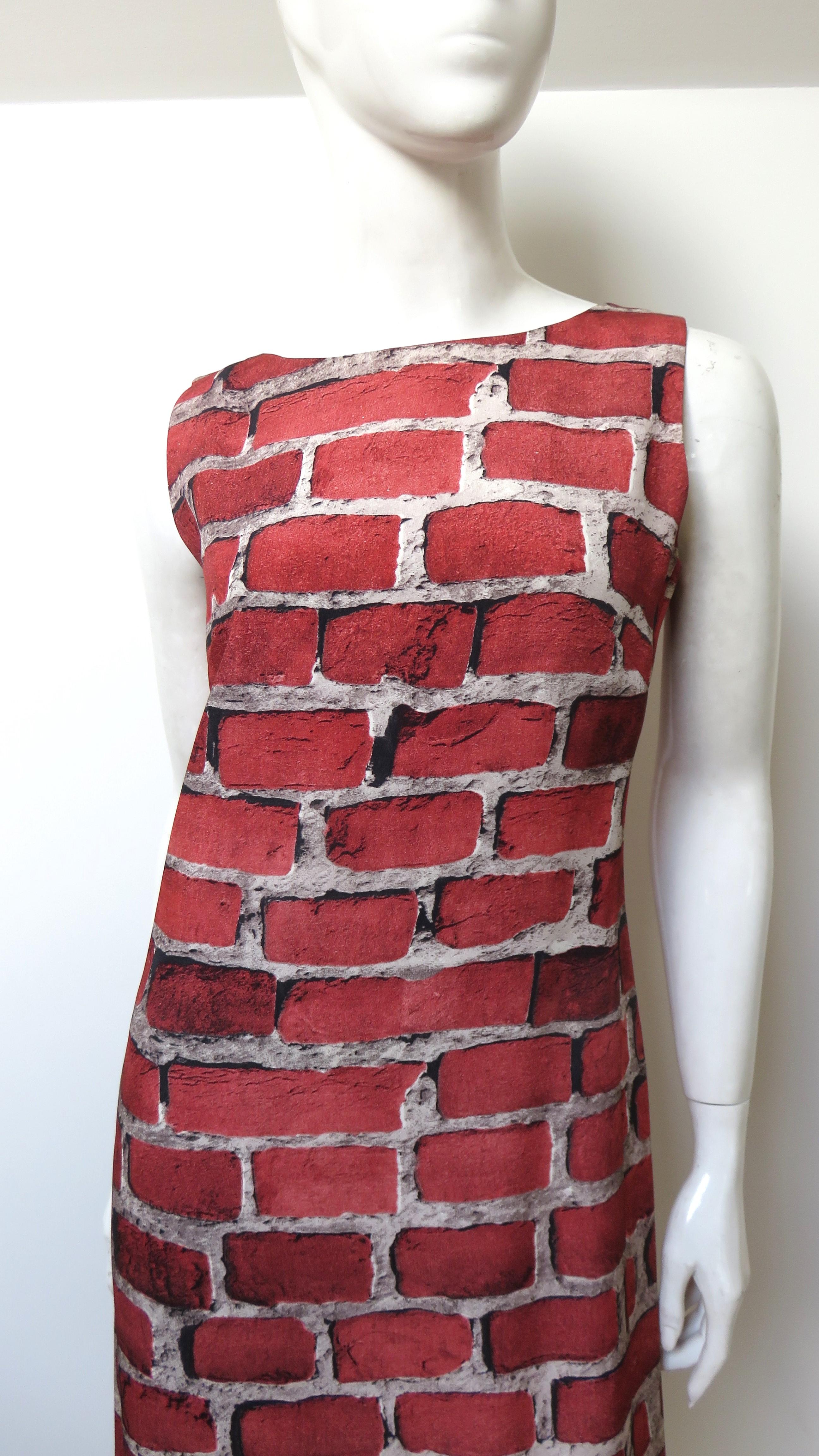 Marron Moschino - Robe à imprimé brique en trompe l'oeil 1990 en vente