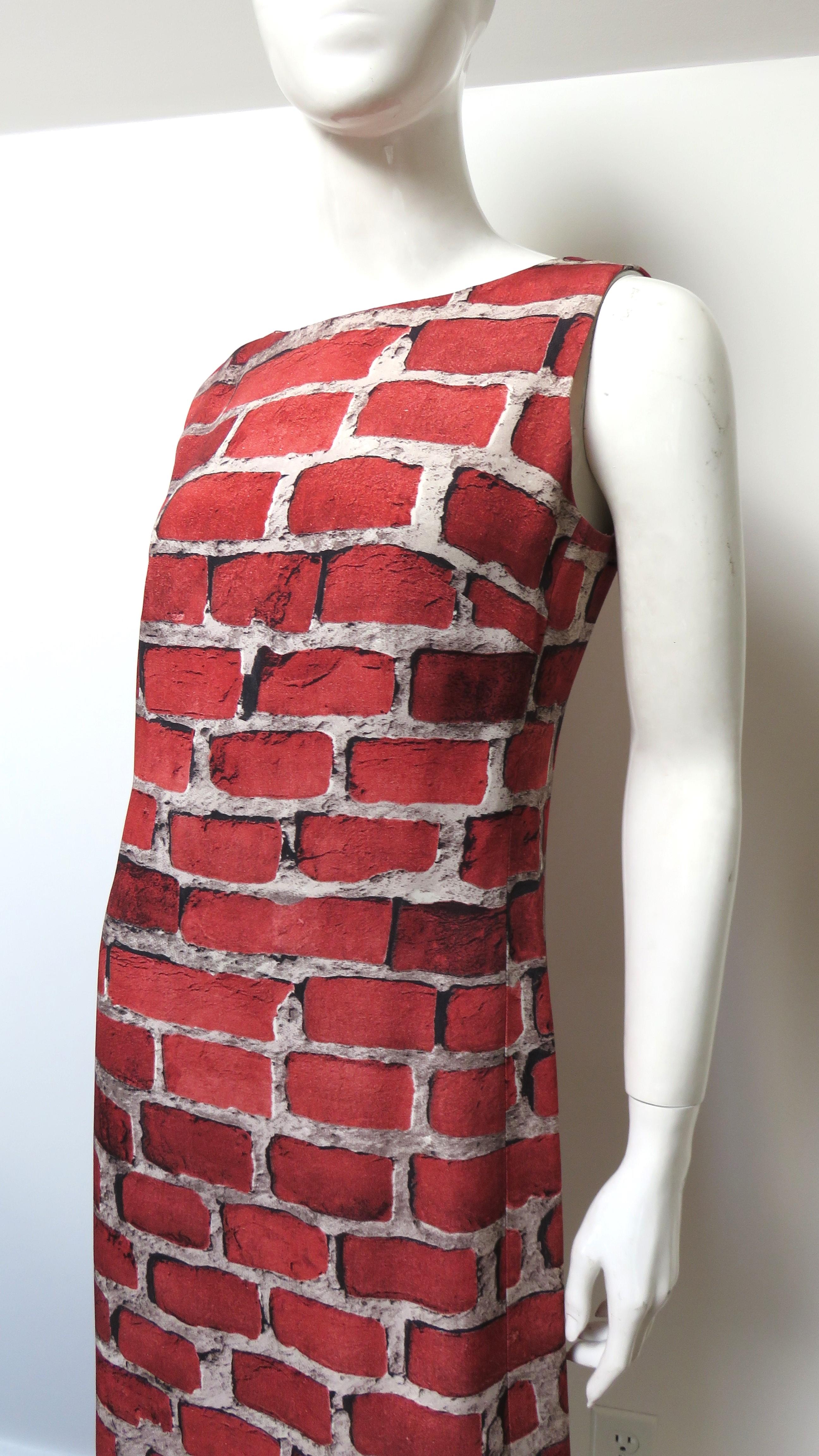 Moschino - Robe à imprimé brique en trompe l'oeil 1990 Pour femmes en vente