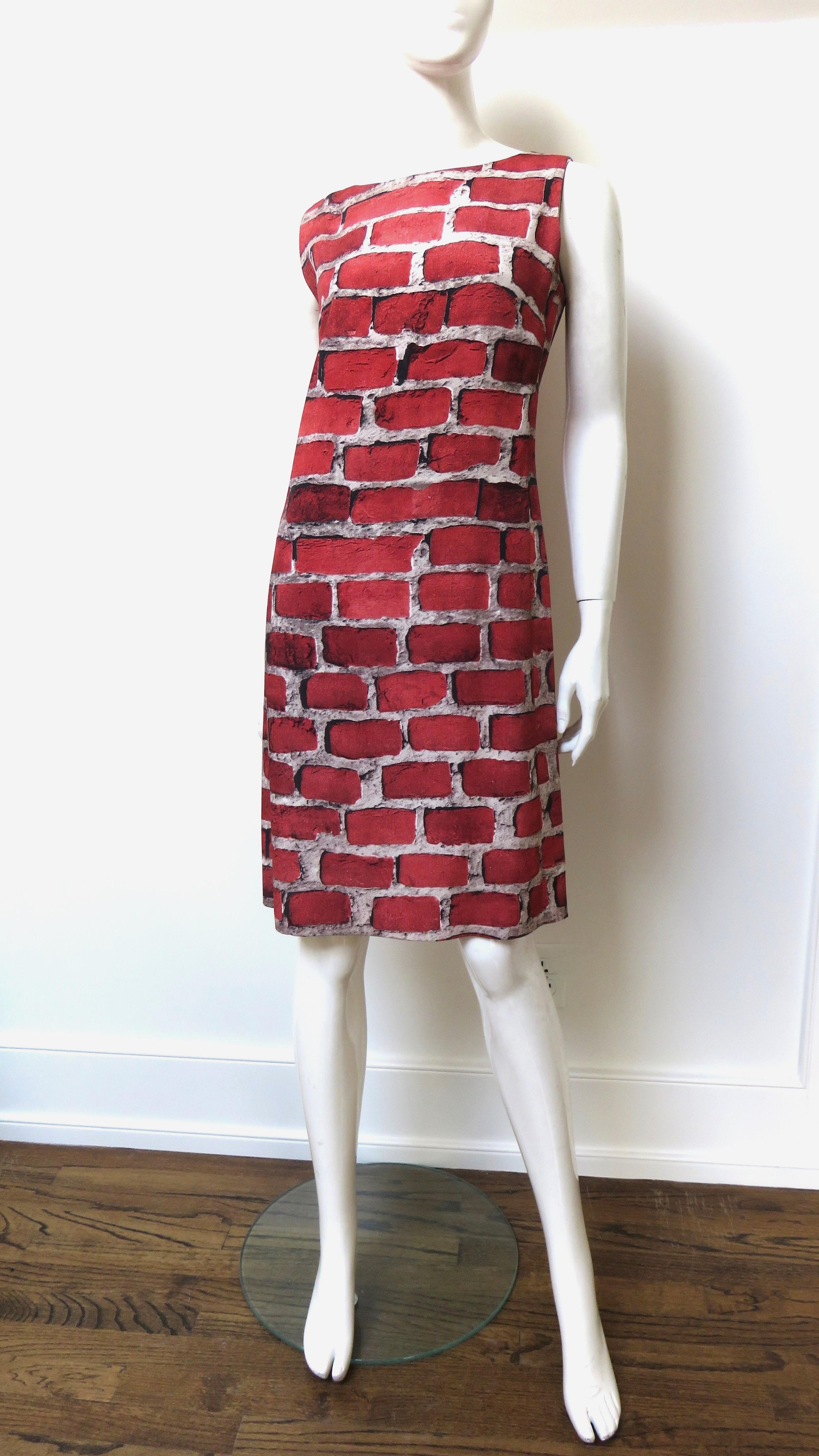 Moschino - Robe à imprimé brique en trompe l'oeil 1990 en vente 1