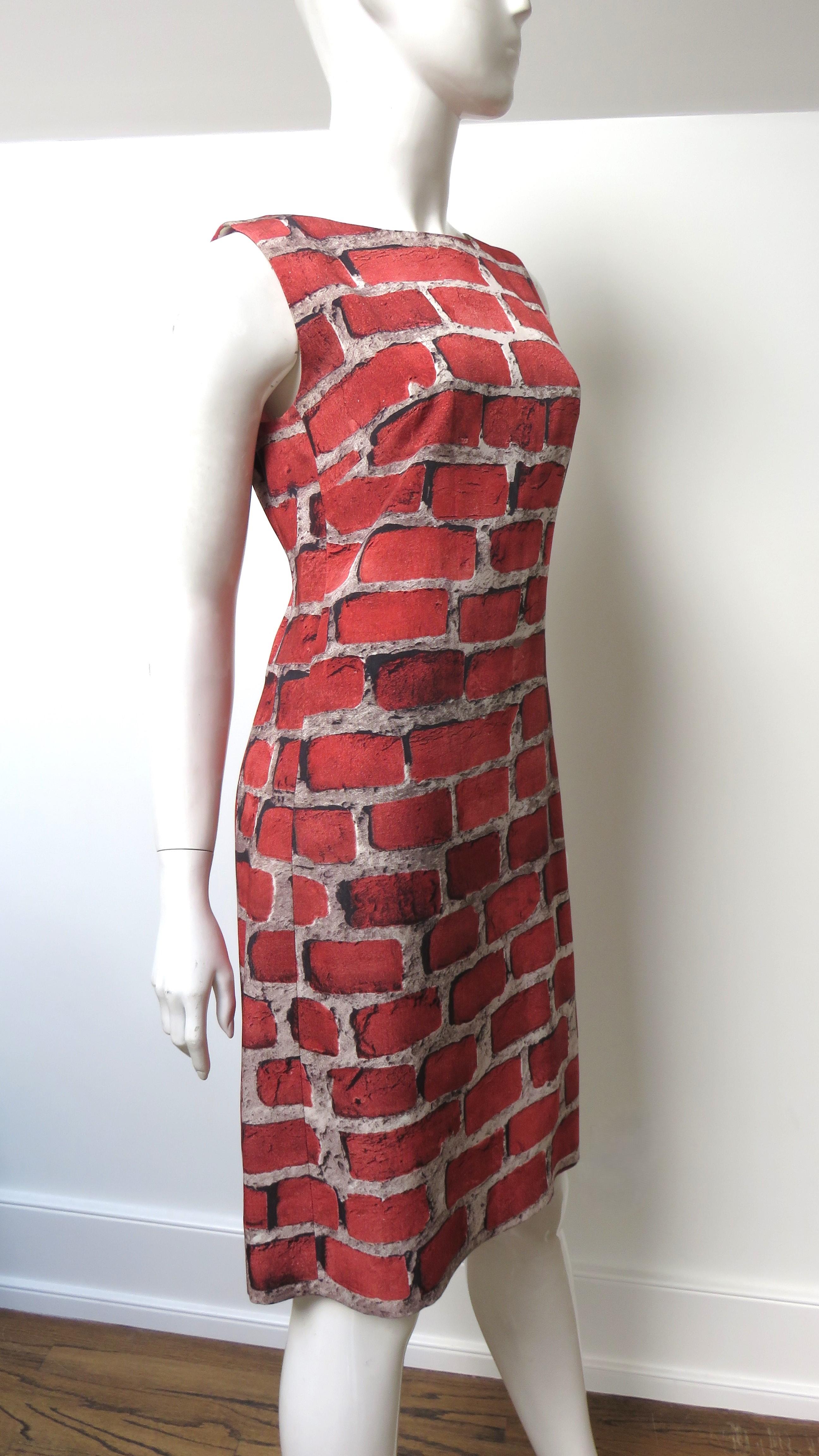 Moschino - Robe à imprimé brique en trompe l'oeil 1990 en vente 2
