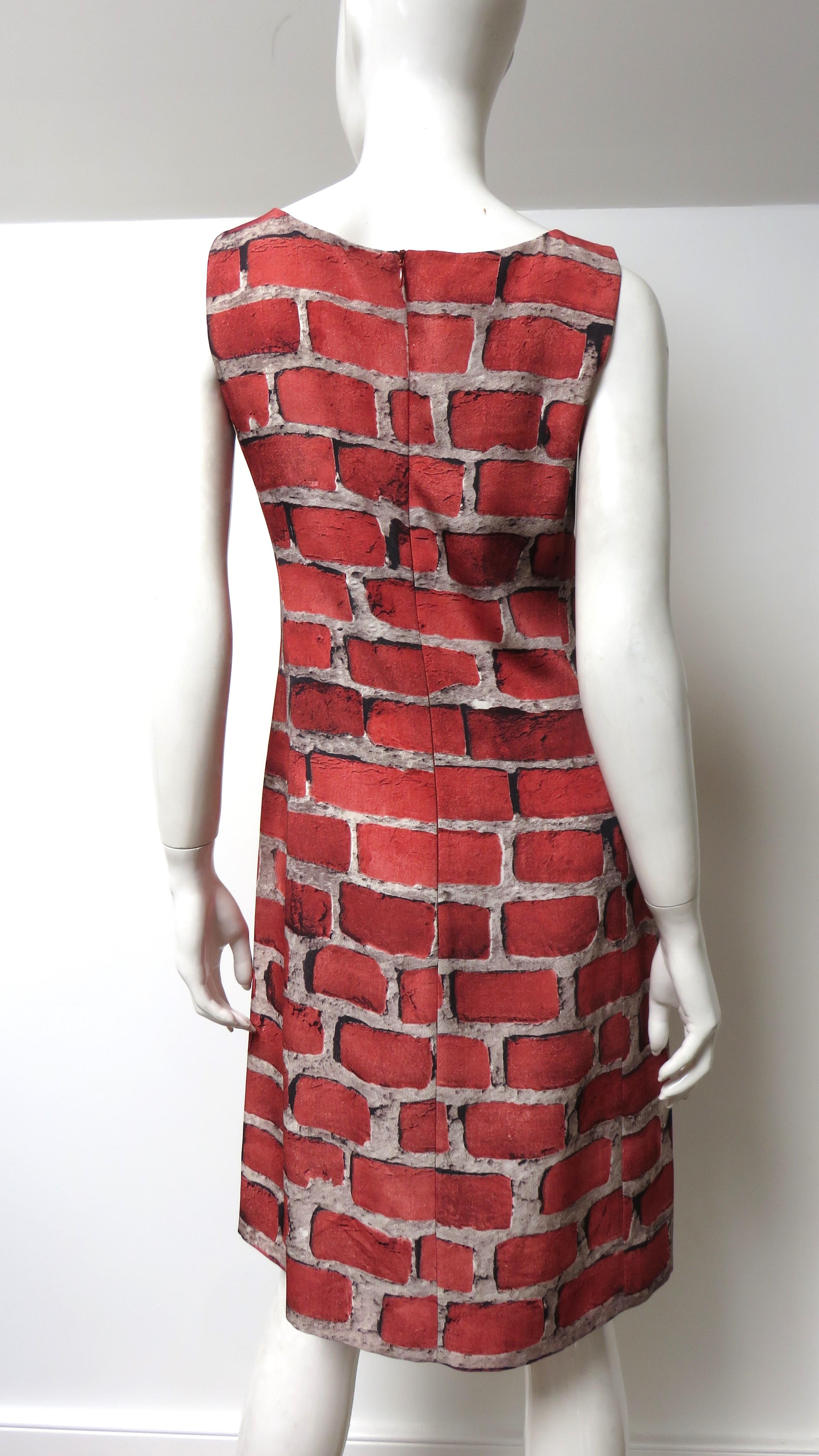 Moschino - Robe à imprimé brique en trompe l'oeil 1990 en vente 3