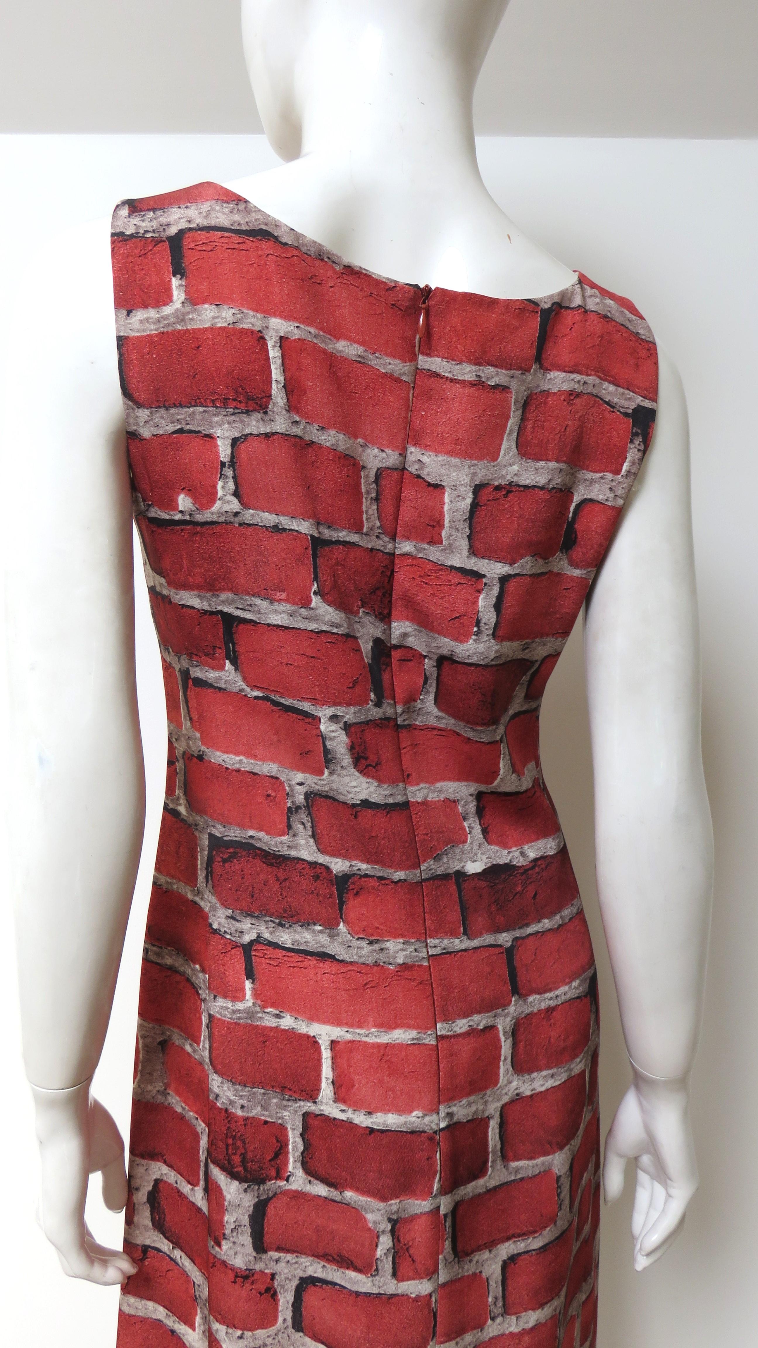 Moschino - Robe à imprimé brique en trompe l'oeil 1990 en vente 4