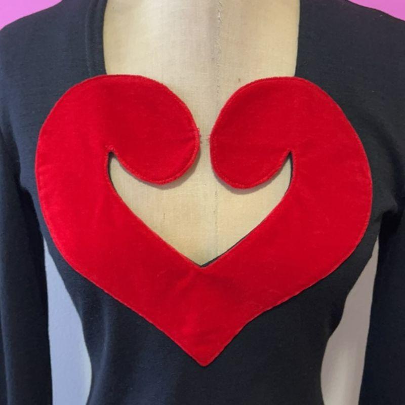 Moschino velvet heart question mark wool top

Be retro cool wearing this vintage top by Moschino! Sexy design at the bodice! The two hearts are also a question mark! Pair with black skinny pants and boots for a fun date night look.

Size 4
Across