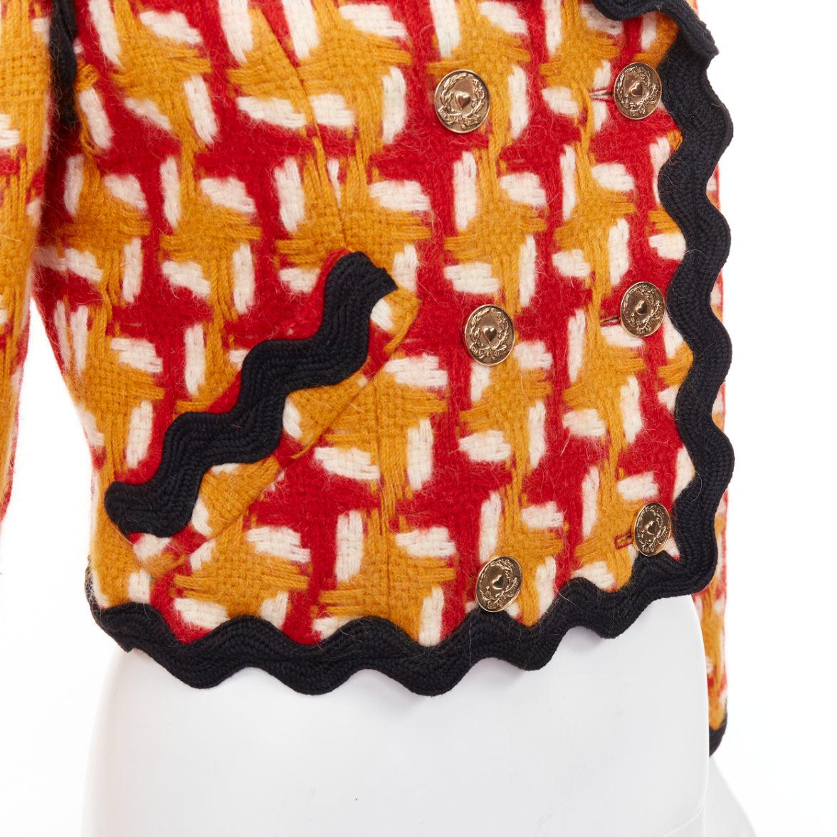 MOSCHINO Giacca vintage anni '90 in pied-de-poule arancione IT42 M
Riferimento: TGAS/F00422
Marchio: Moschino
Collection'S: Economico e chic
Materiale: Lana, Mohair
Colore: Arancione, Rosso
Modello: Pied de poule
Chiusura: bottone
Fodera: Tessuto