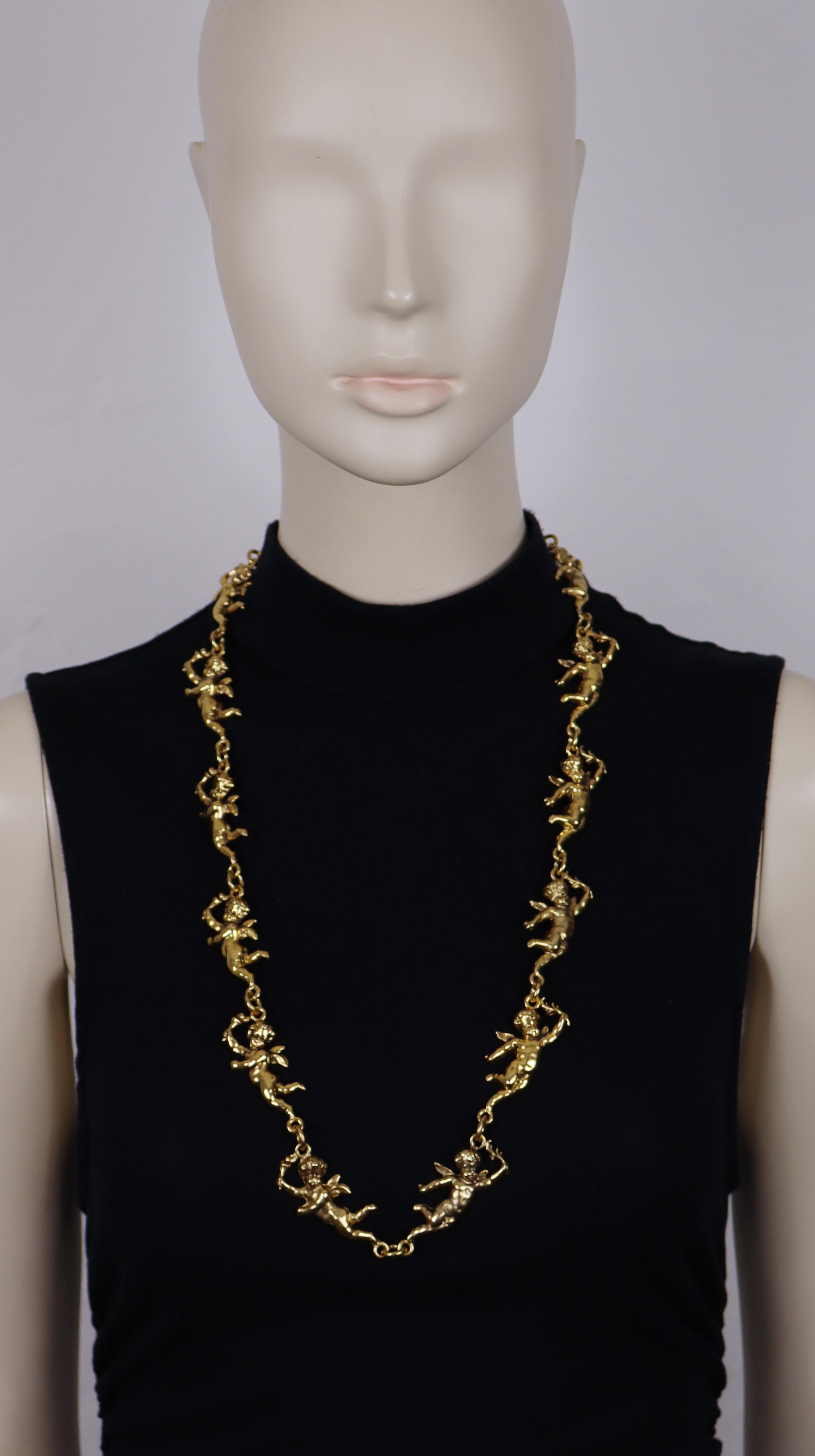 MOSCHINO vintage antiqued gold tone cherub link necklace.

Fermeture à ressort.

Embossé MOSCHINO.

Mesures indicatives : longueur environ 75 cm (29.53 inches) / chérubin environ 4 cm x 2 cm (1.57 inches x 0.79 inch).

MATERIAL(S) : Métal doré