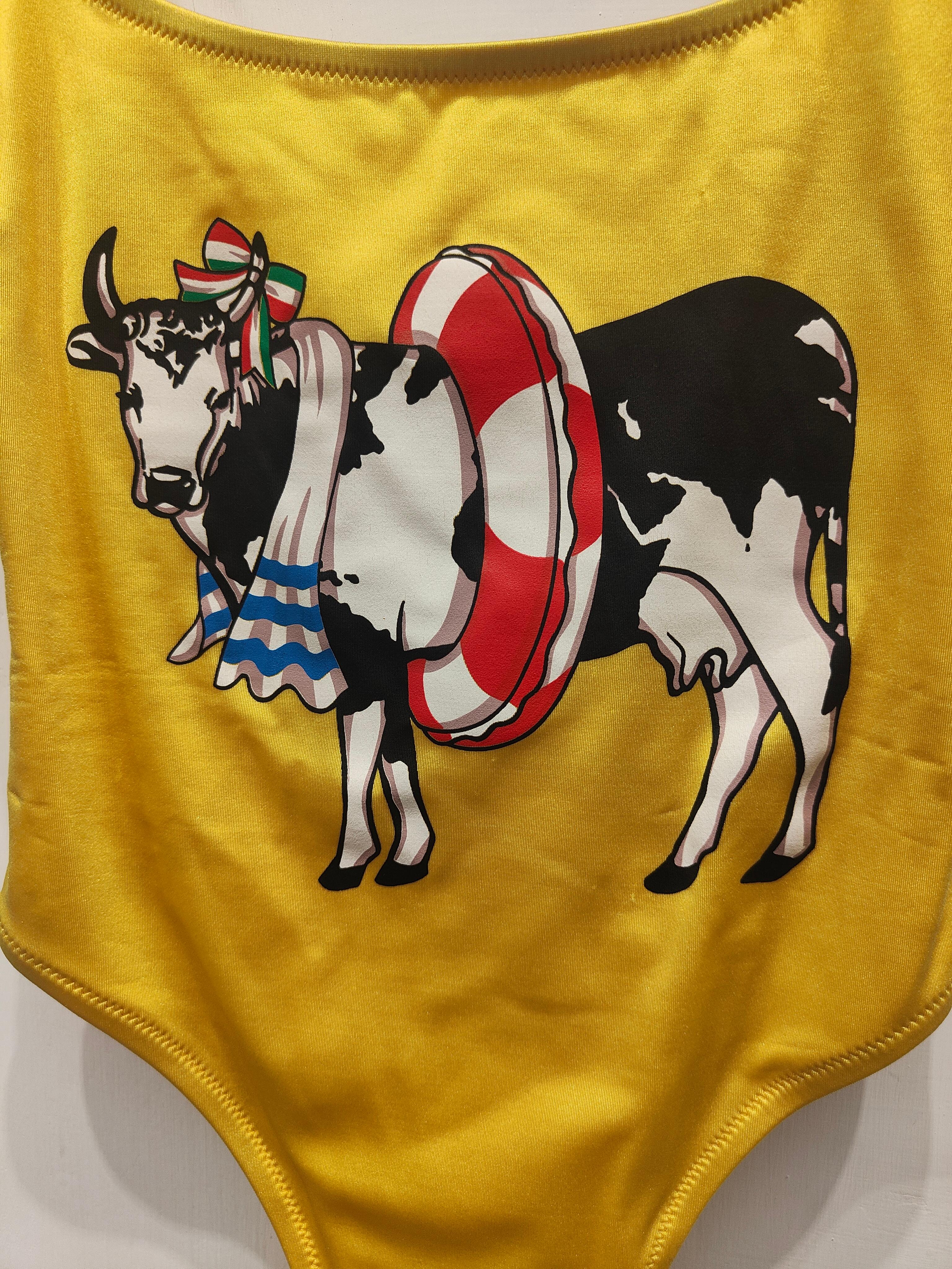Collection S vintage de vêtements de plage de Moschino
Maillot de bain jaune avec une vache fière d'être italienne sur le devant, entièrement fabriqué en Italie en taille M 
