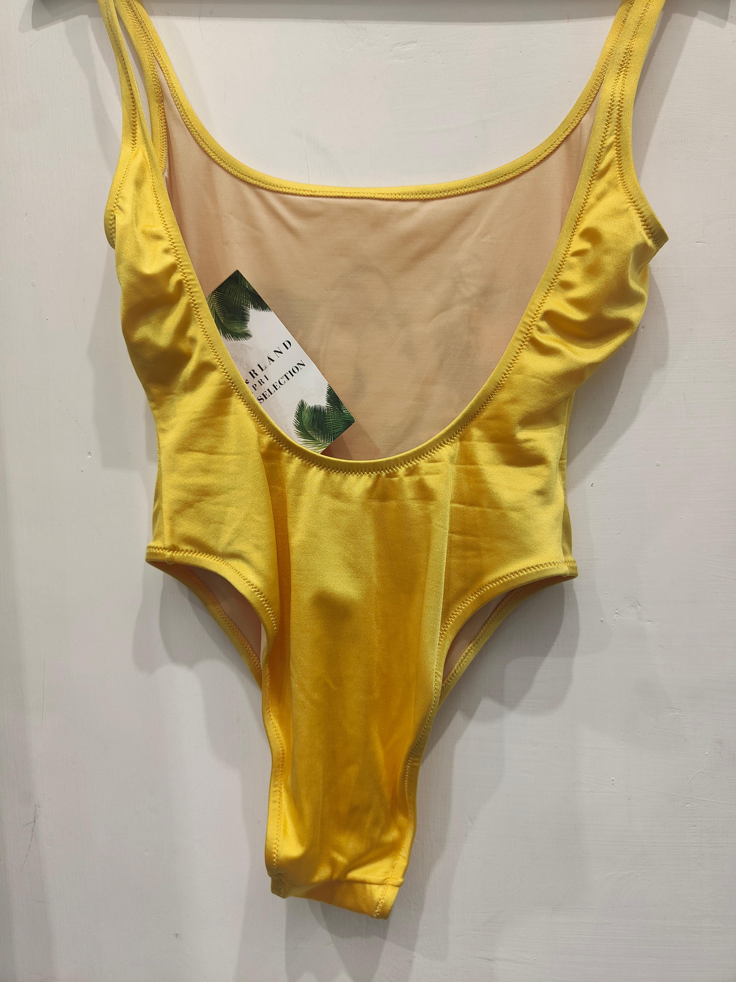 Vêtements de plage vintage Moschino en vente 2