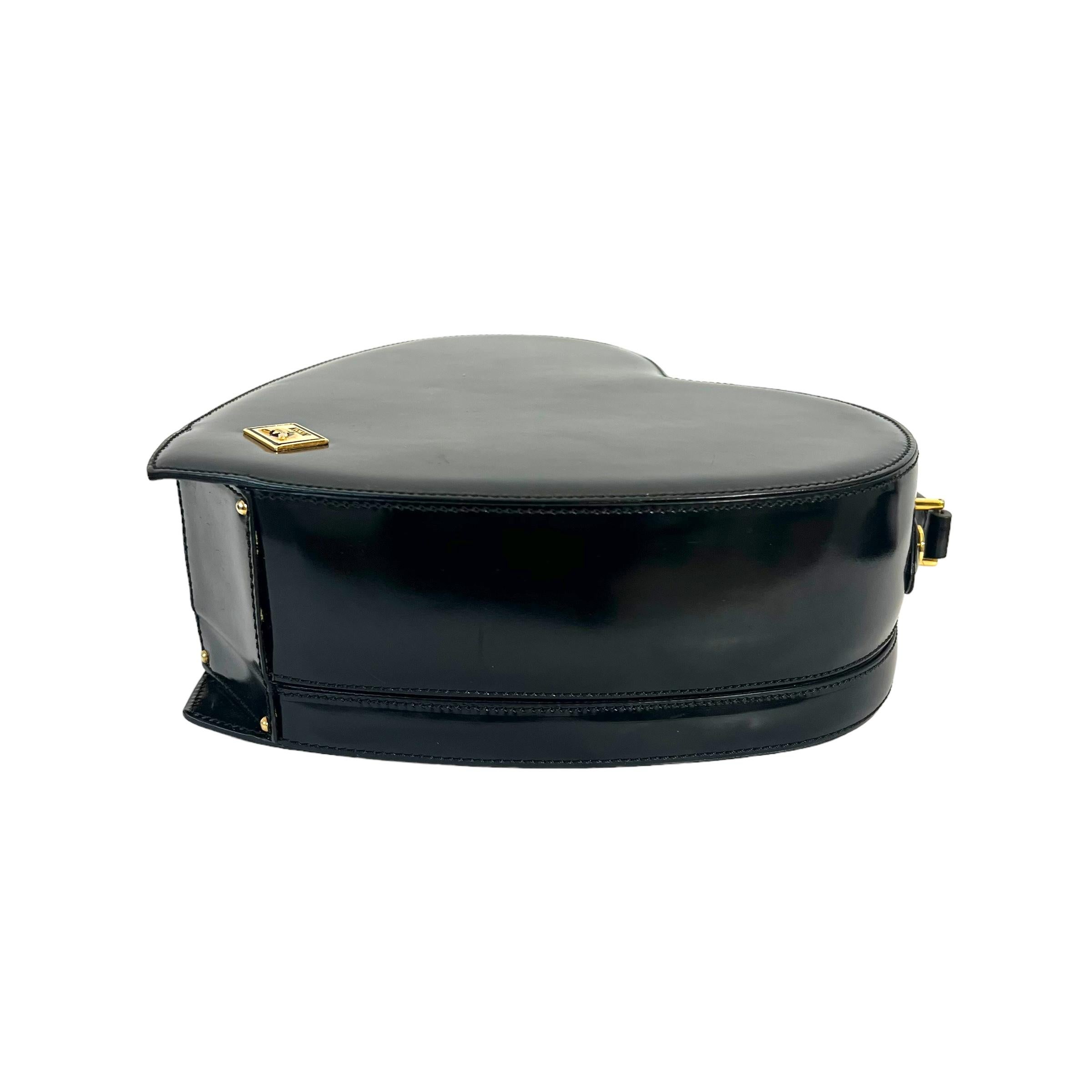 Moschino Vintage Schwarze Vintage-Herztasche  im Zustand „Gut“ im Angebot in CAPELLE AAN DEN IJSSEL, ZH