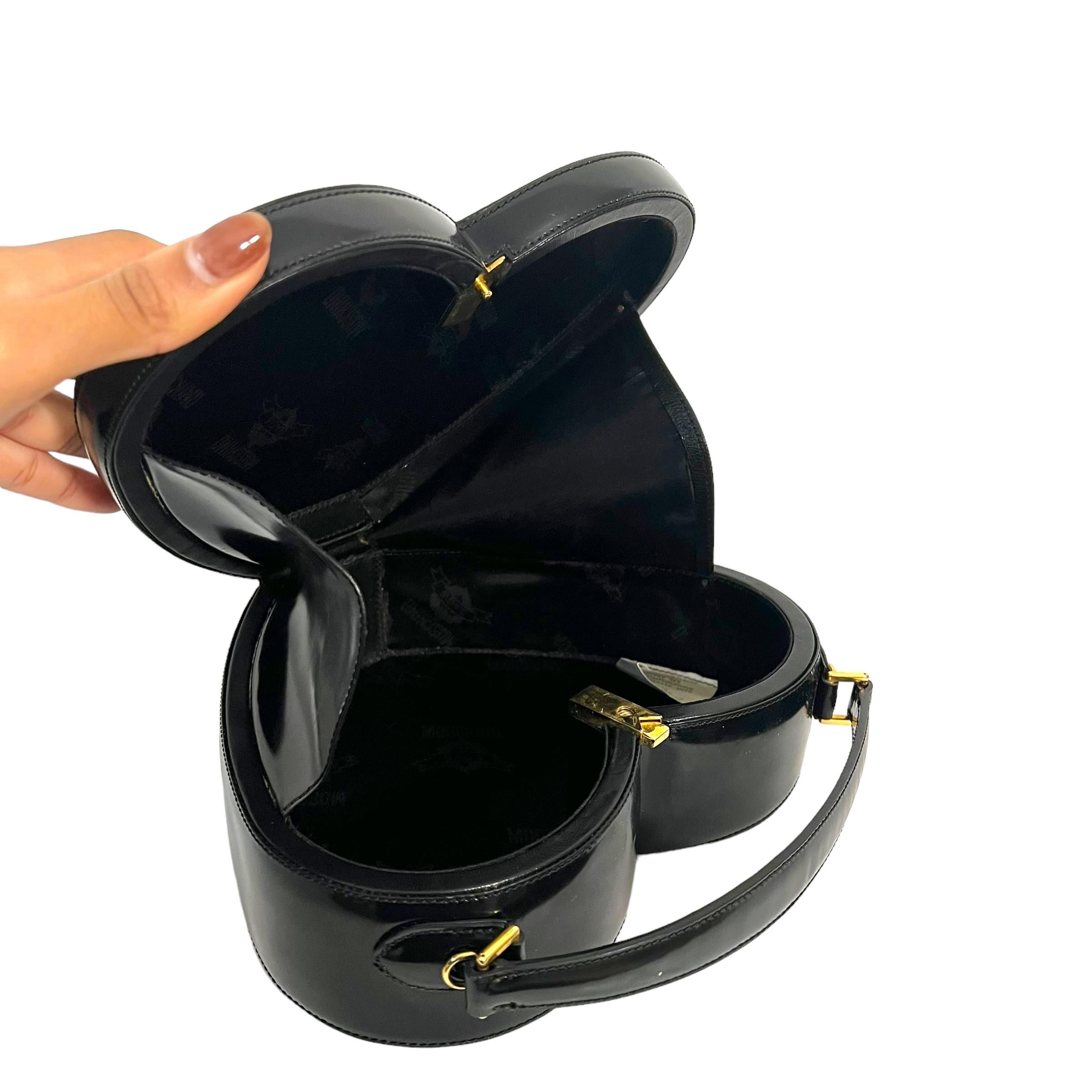 Moschino Vintage Schwarze Vintage-Herztasche  für Damen oder Herren im Angebot
