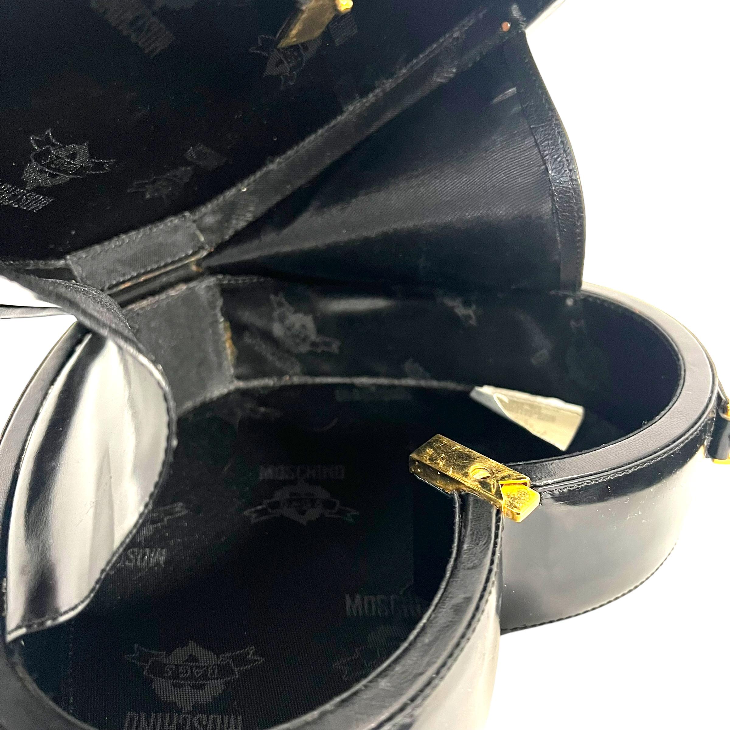 Sac à cœur noir vintage de Moschino  en vente 3