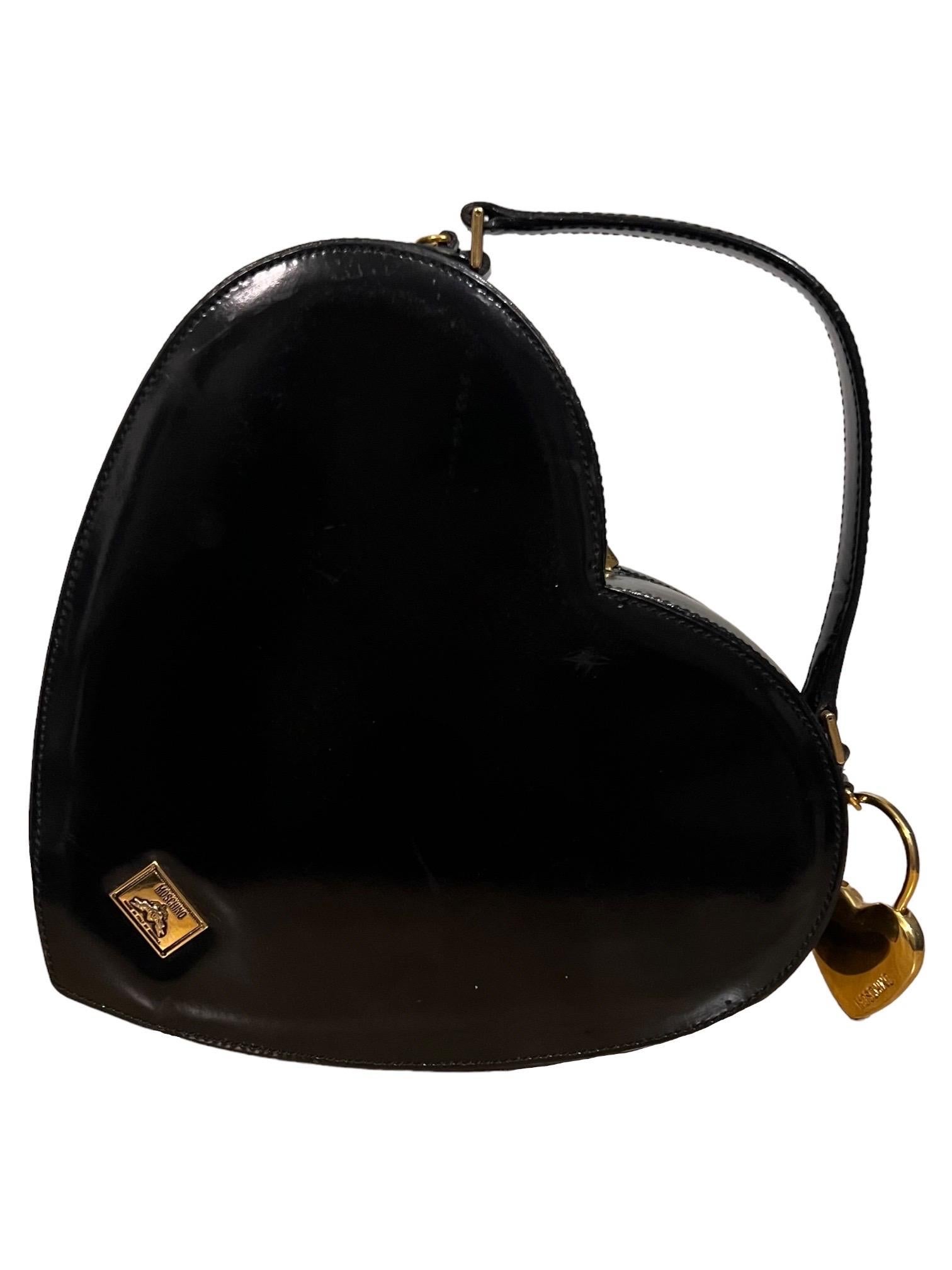 Moschino Rare sac en cuir noir en forme de cœur The Nanny Bon état à Concord, NC