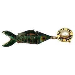 MOSCHINO Vintage „Chi Dorme Non Piglia“ Gegliederte baumelnde Fischbrosche, Vintage