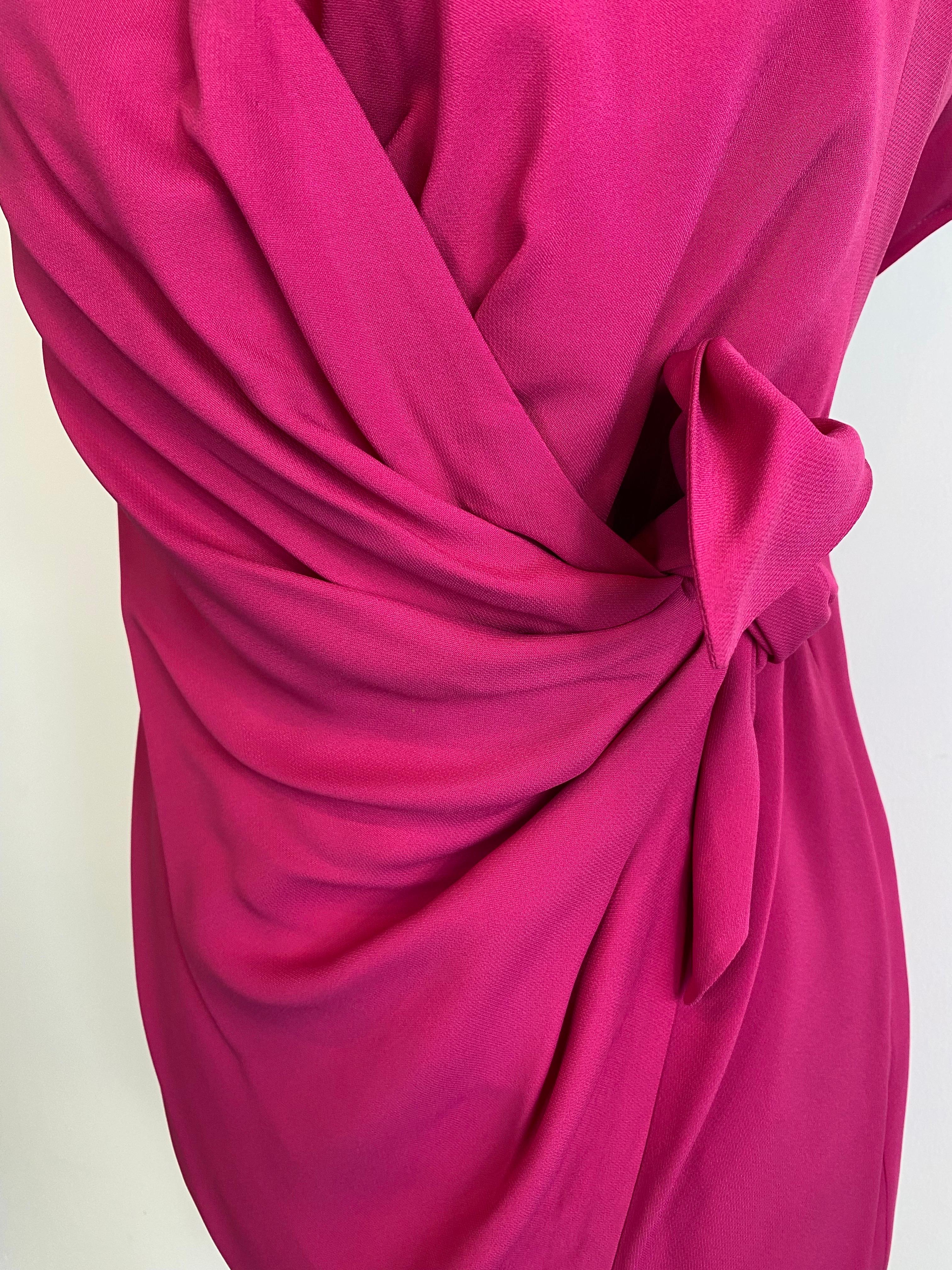 Vintage Moschino couture fuchsia dress in rayon and acetate.
It can be worn strapless or with a halter strap.
With signs of use as in the photo but still in good condition.
Size 44 
Bust 38 cm 
Waist 33 cm
Total length 72 cm 
Shoulder strap length