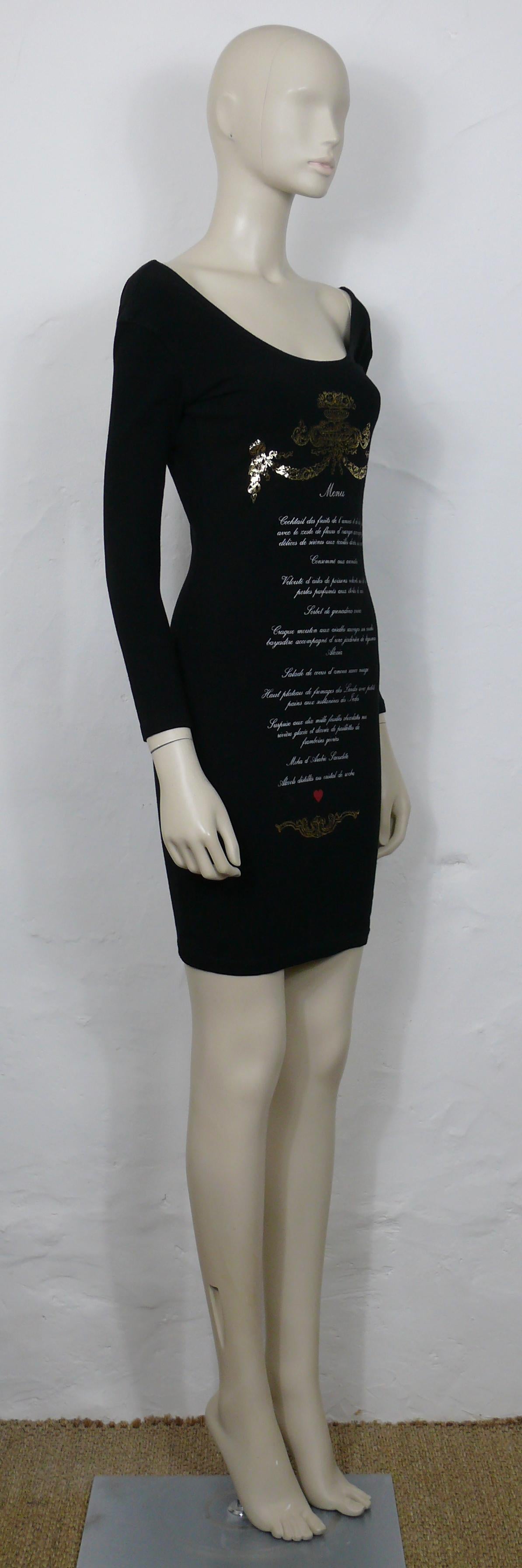 MOSCHINO Vintage schwarzes Bodycon-Kleid aus Baumwollmischung mit französischem Menü.

Schlüpft auf.
Lange Ärmel.
Niedriger Rücken.
Hat Stretch.

Auf dem Label steht MOSCHINO JEANS.
Hergestellt in Italien.

Auf dem Größenetikett steht: 44