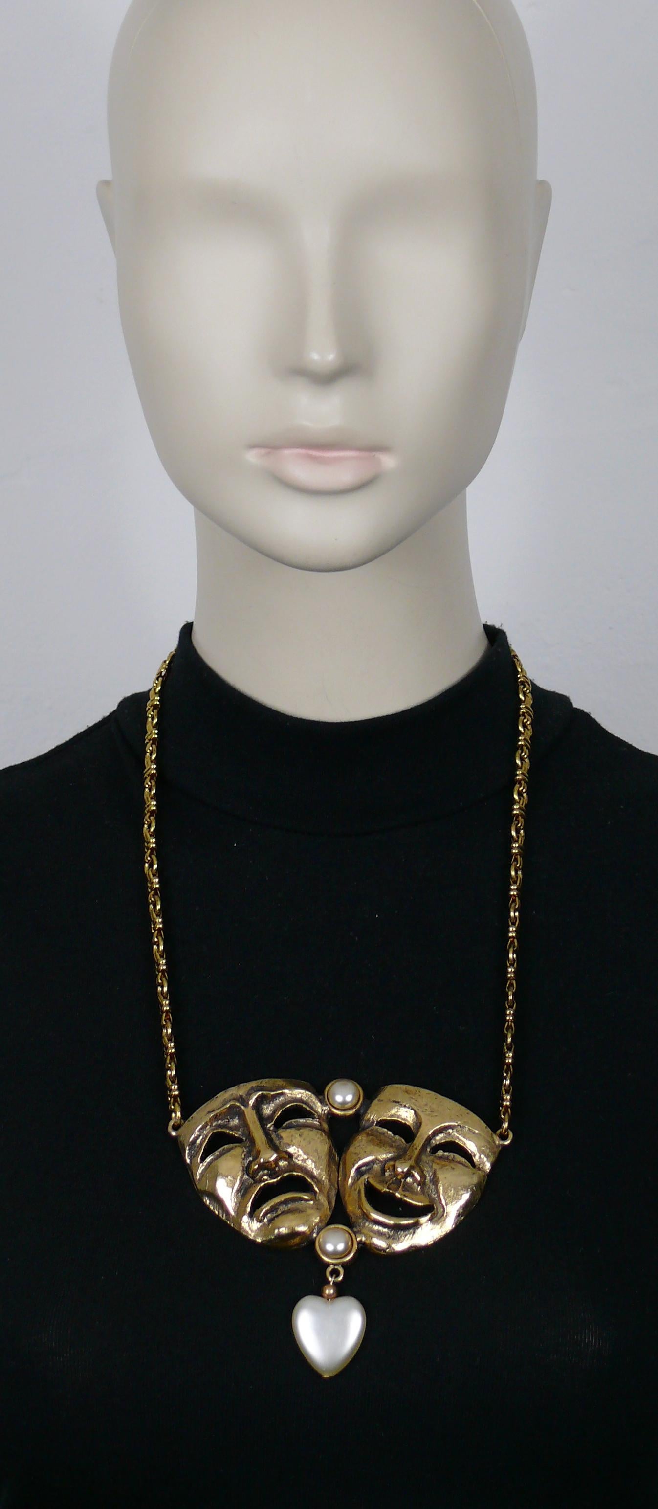 MOSCHINO vintage chain necklace featuring an antiqued gold tone comedy tragedy mask pendant embellished with faux pearls and a heart charm.

Spring clasp closure.

Embossed MOSCHINO.

Indicative measurement : length approx. 62 cm (24.41 inches) /